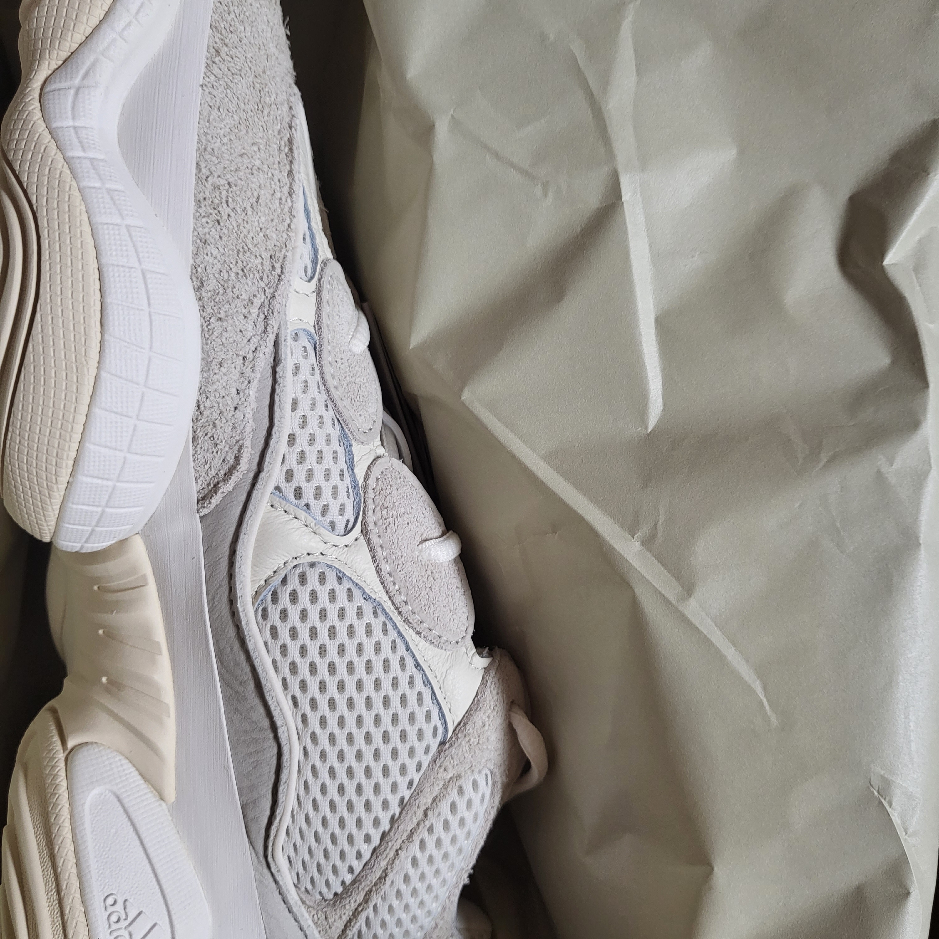 Adidas Yeezy 500 Bone White 착용 스타일