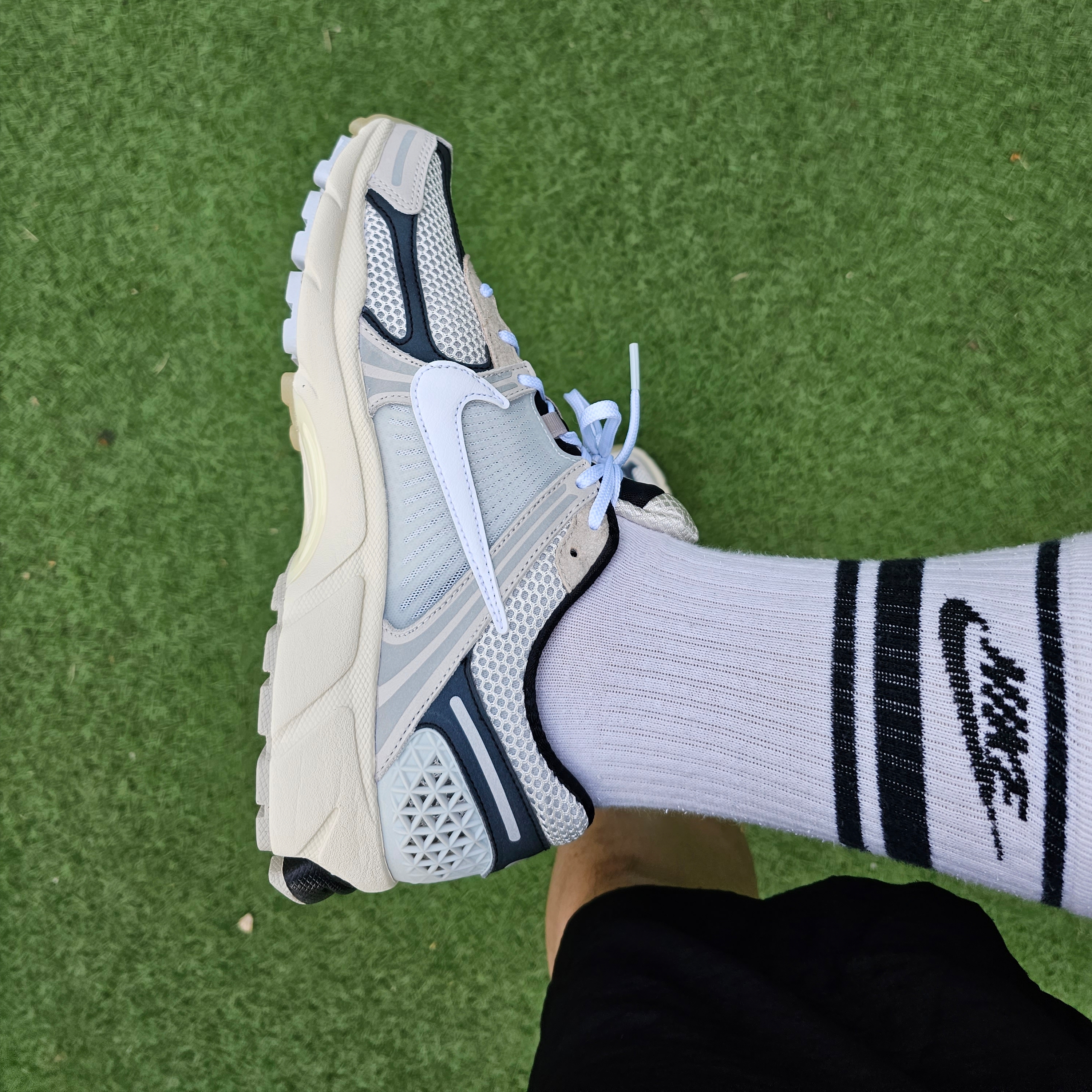 Nike Zoom Vomero 5 Light Bone and Black 착용 스타일 - 2