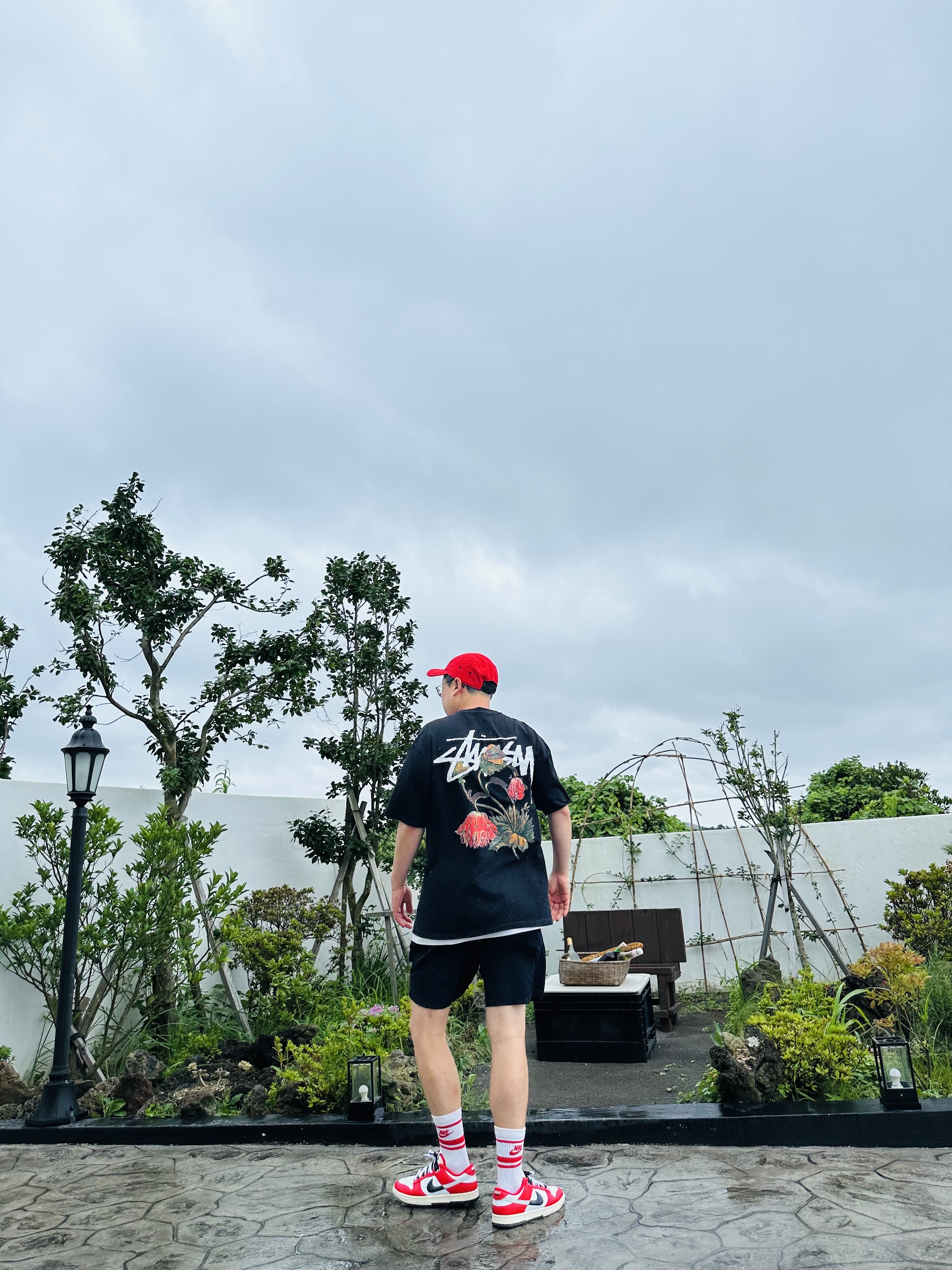 Nike x Undercover NRG AW84 TC Adjustable Cap Red, Stussy Withered Flower T-Shirt Black 착용 스타일 - 3