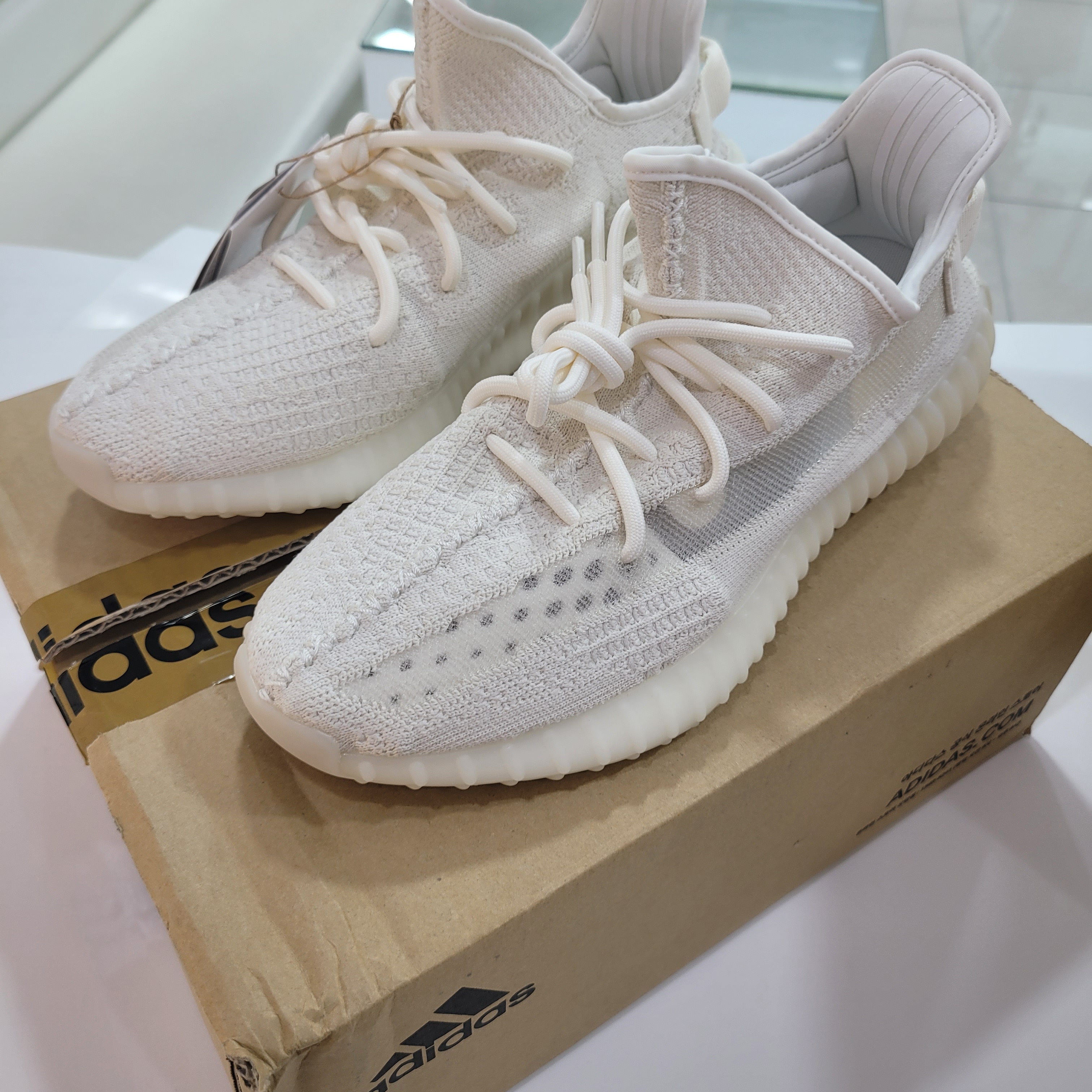 Adidas Yeezy Boost 350 V2 Bone 착용 스타일 - 2