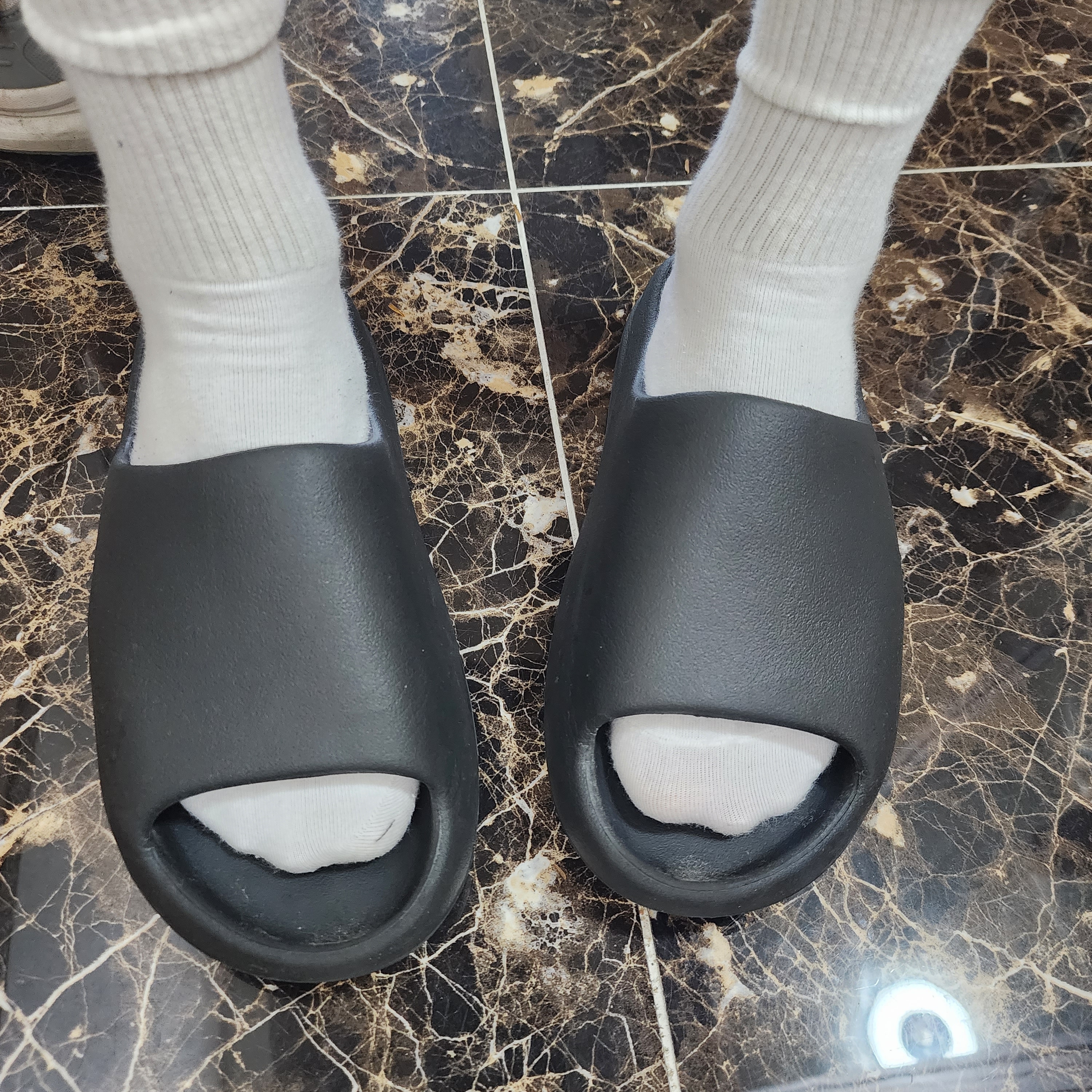 Adidas Yeezy Slide Onyx 착용 스타일