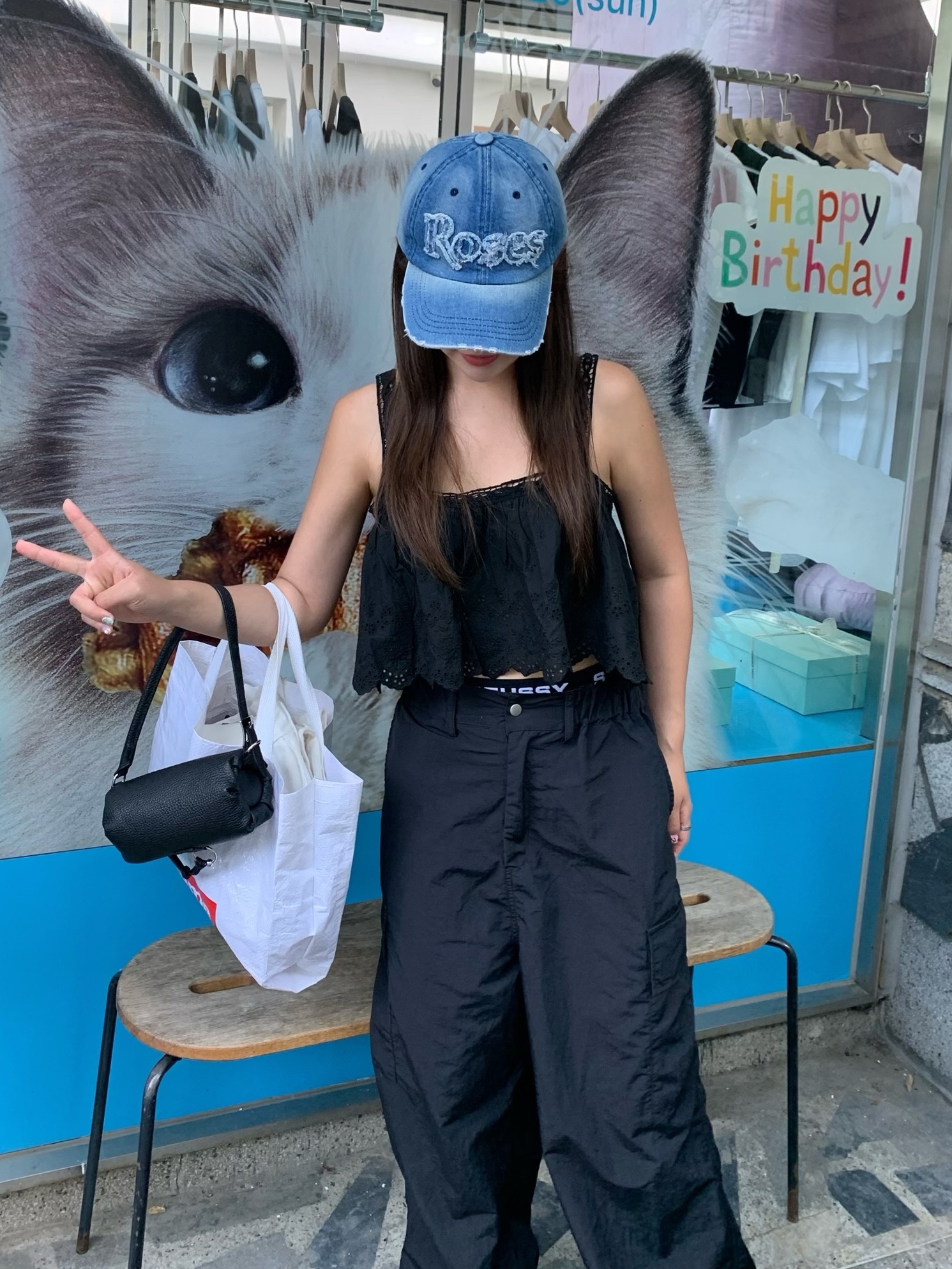2000Archives Roses Denim Ball Cap 착용 스타일