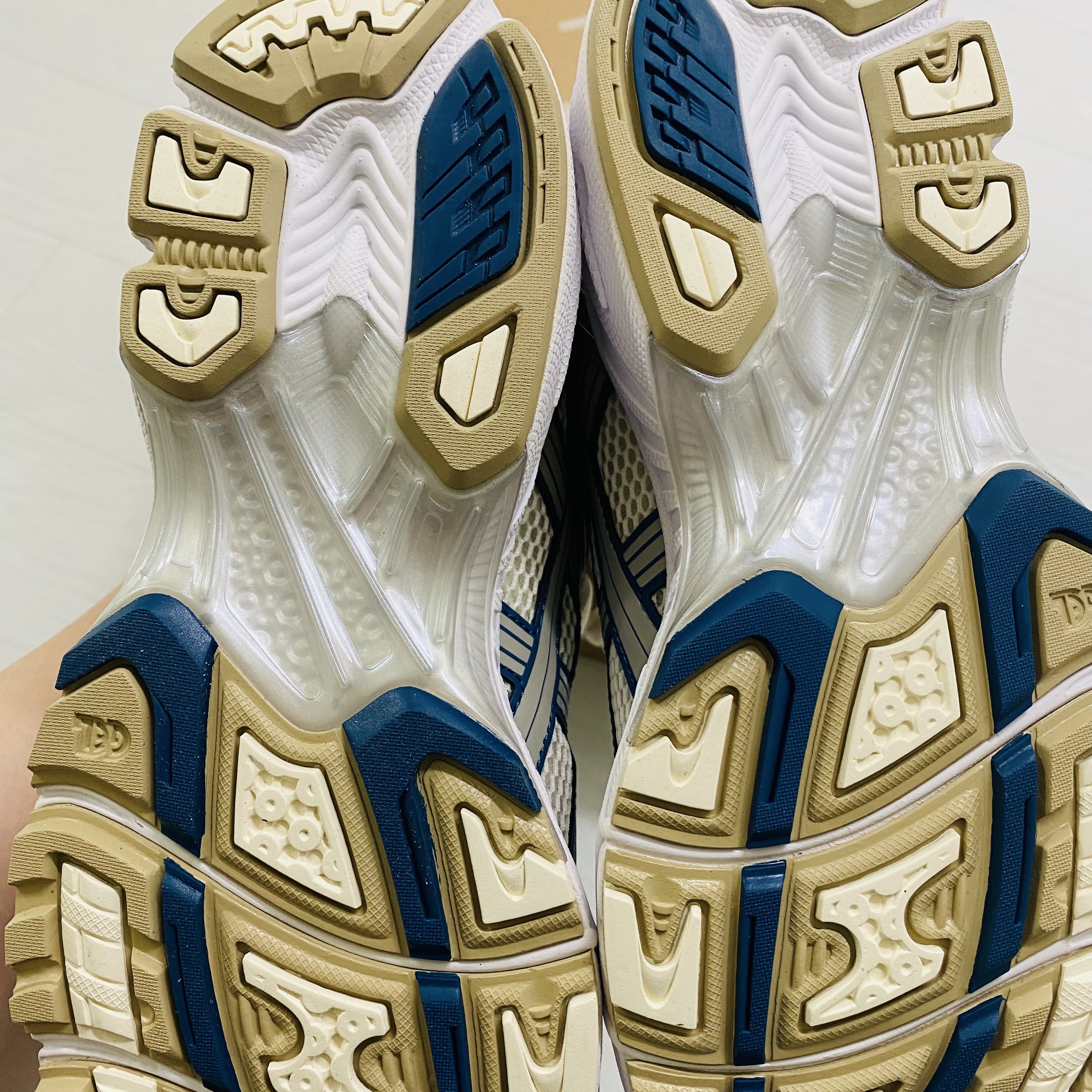 Asics Gel-Kayano 14 Cream Pure Silver 착용 스타일 - 3
