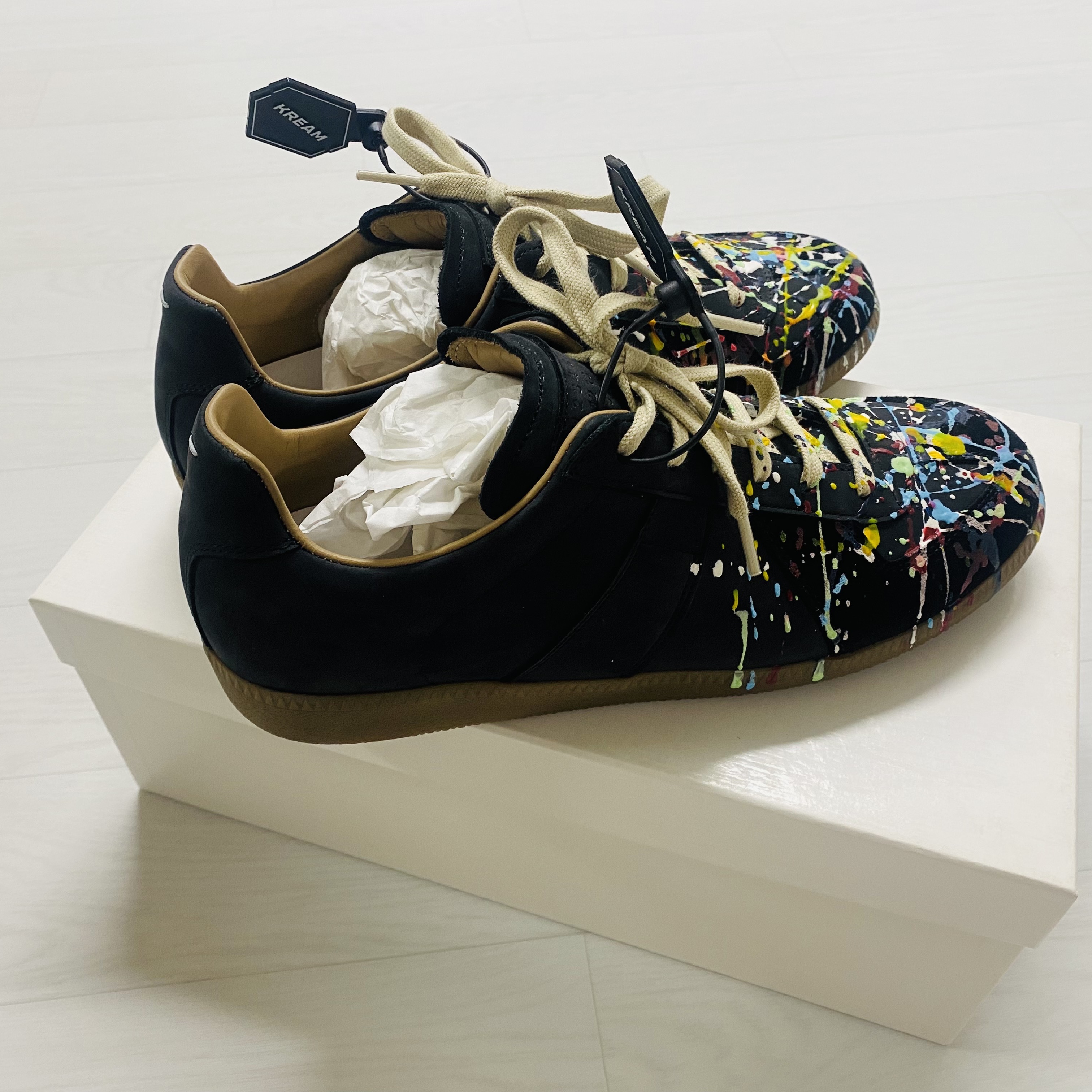 Maison Margiela Replica Paint Drop Sneakers Black 착용 스타일 - 2
