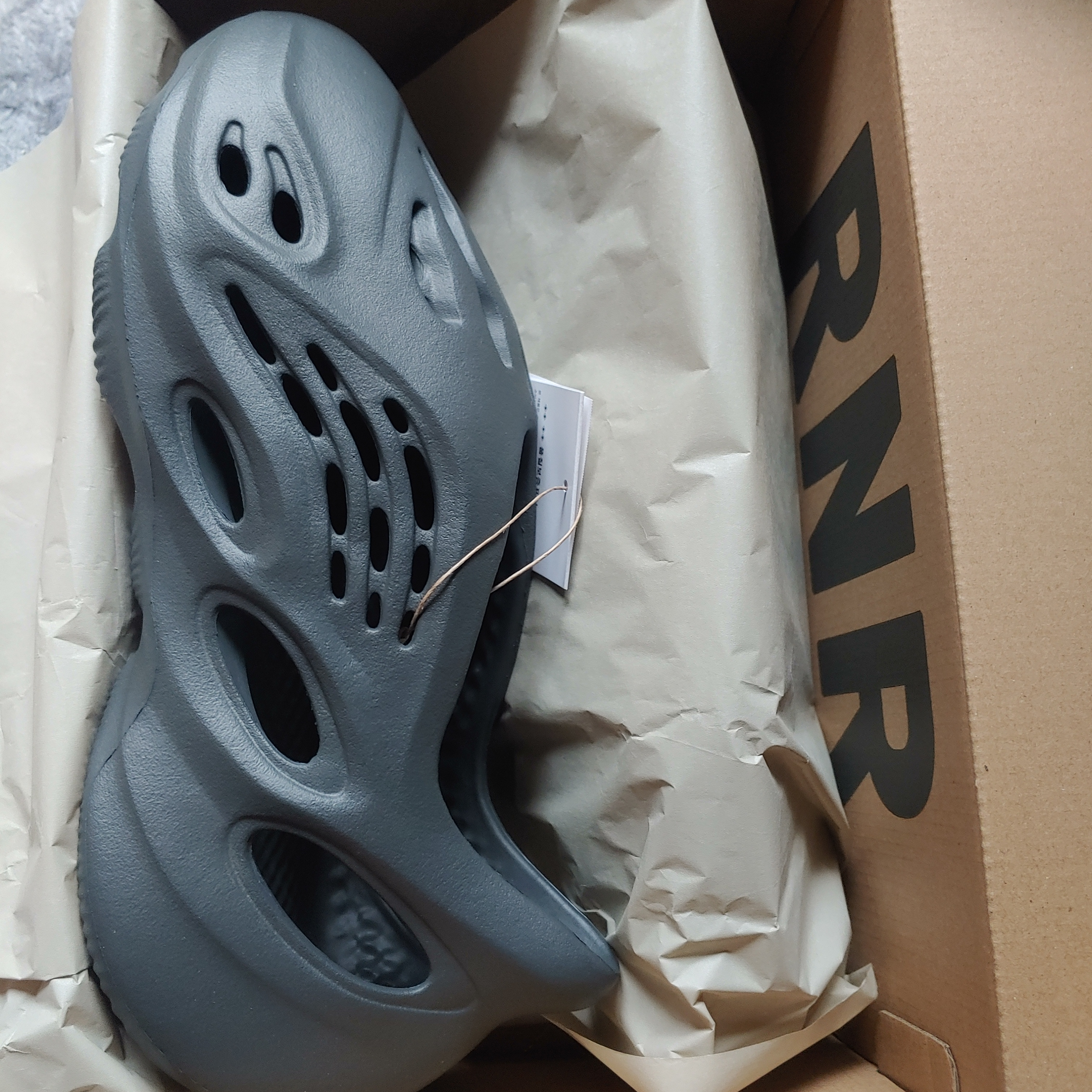 Adidas Yeezy Foam RNNR Carbon 착용 스타일