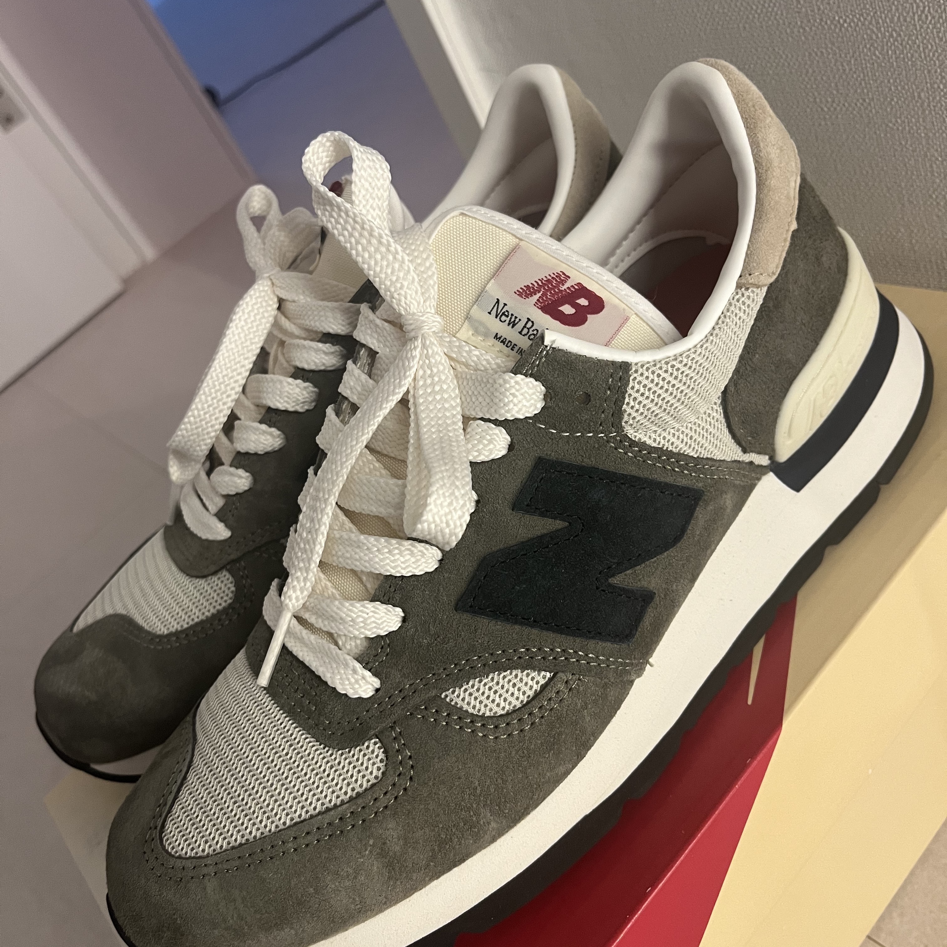 New Balance 990v1 Made in USA Olive 착용 스타일 - 1