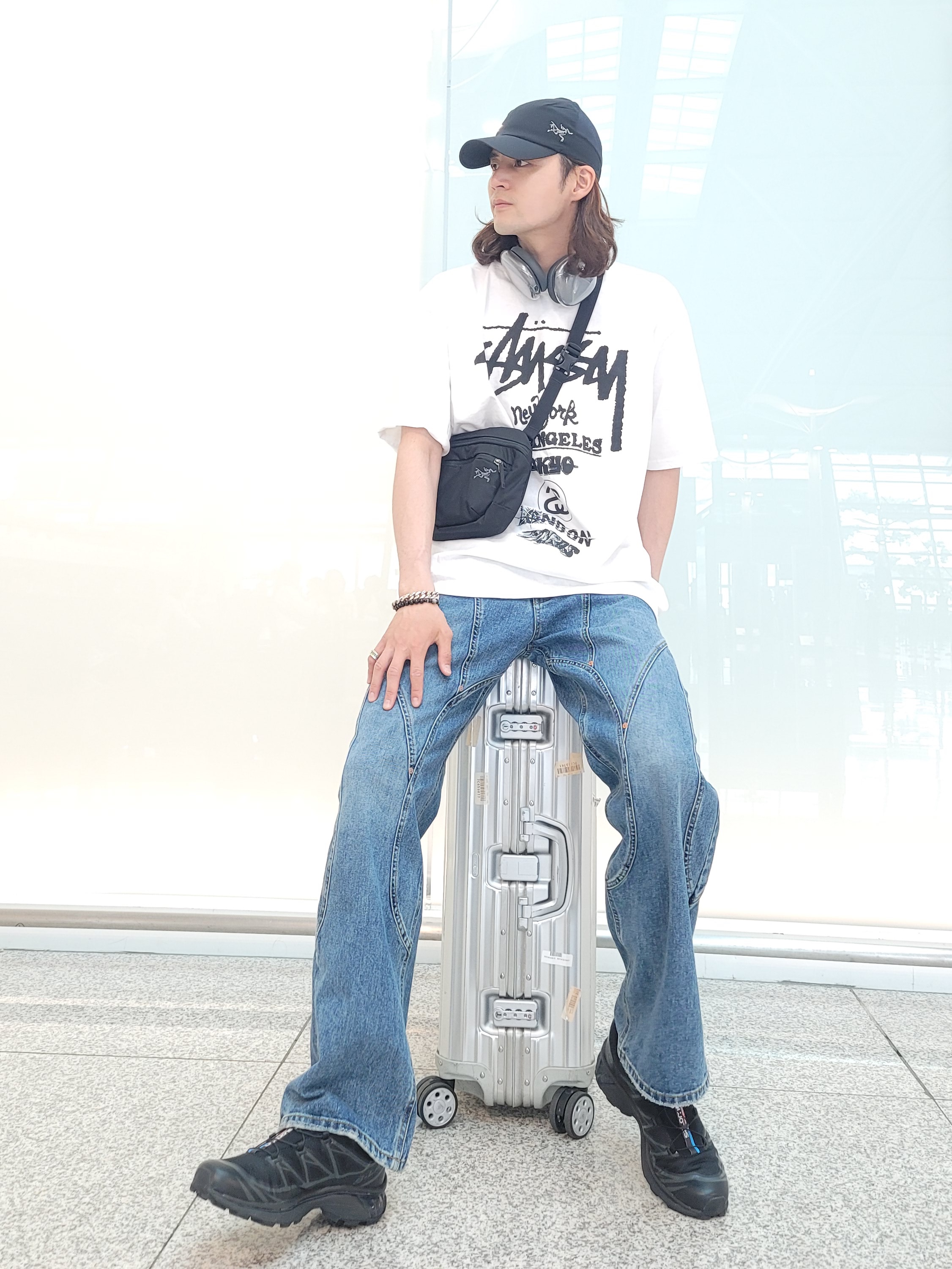 Stussy Tour T-Shirt White, Arc'teryx Mantis 2 Waistpack Black 착용 스타일