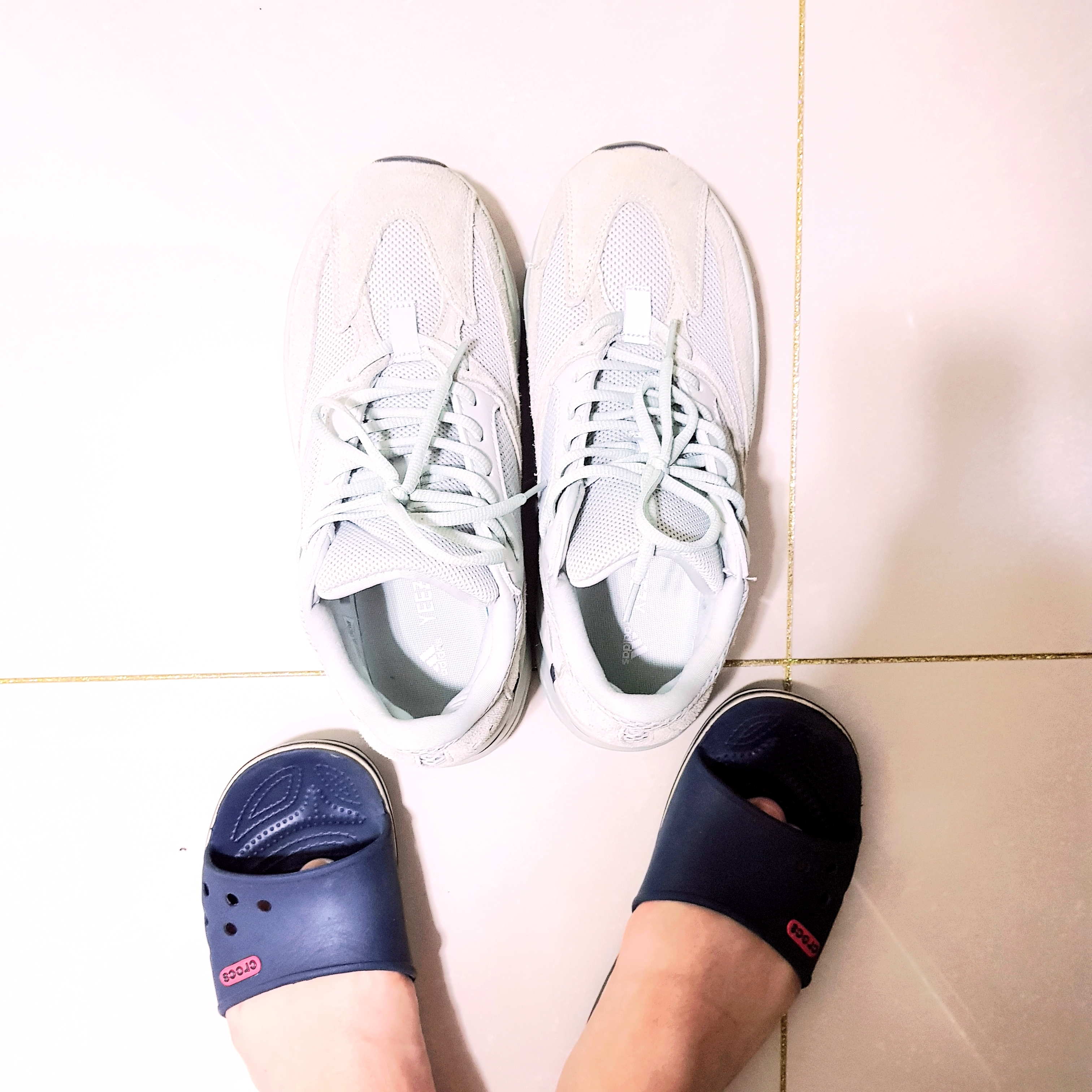 Adidas Yeezy Boost 700 V2 Hospital Blue 착용 스타일