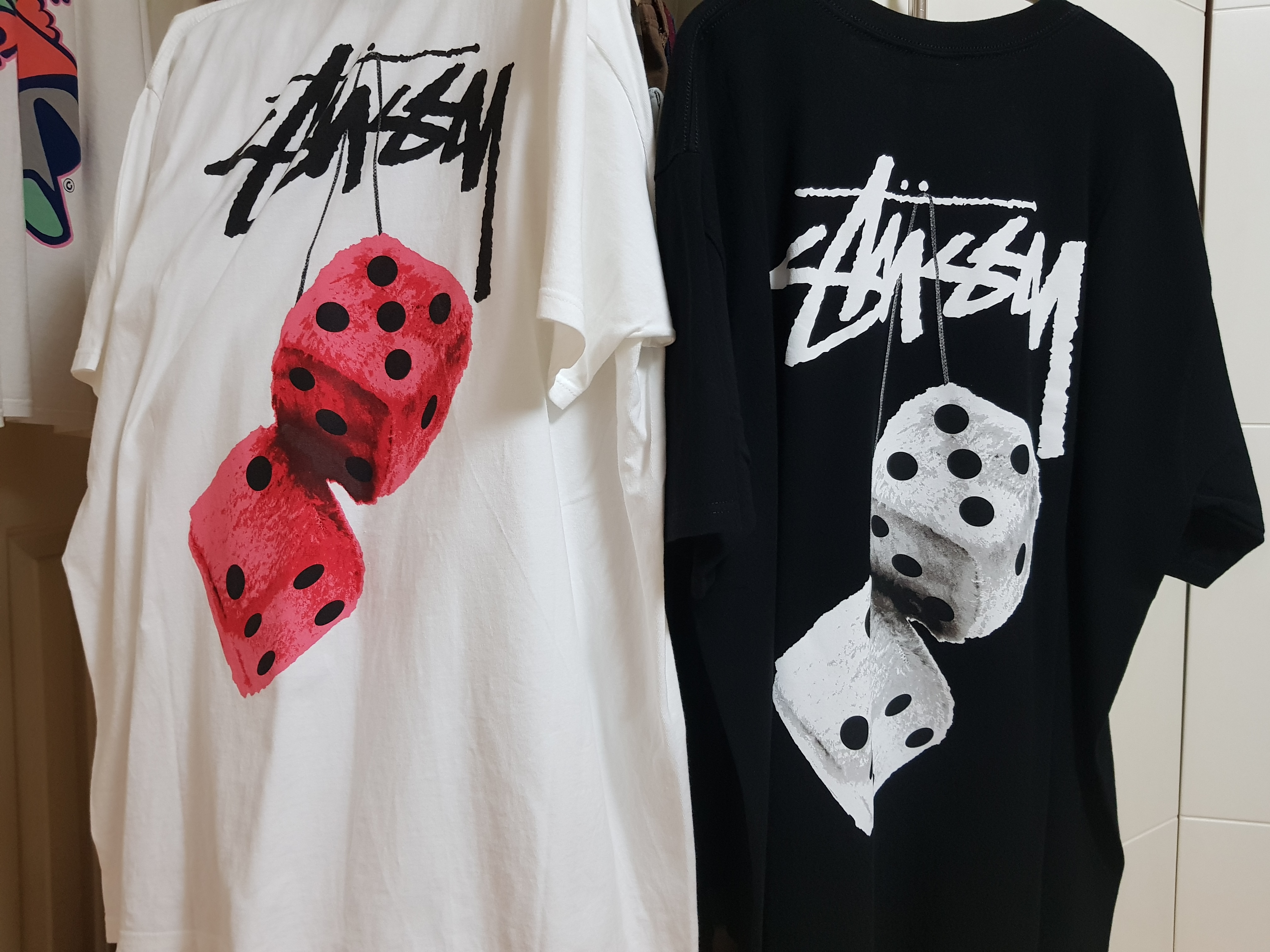 Stussy Fuzzy Dice T-Shirt White, Stussy Fuzzy Dice T-Shirt Black 착용 스타일