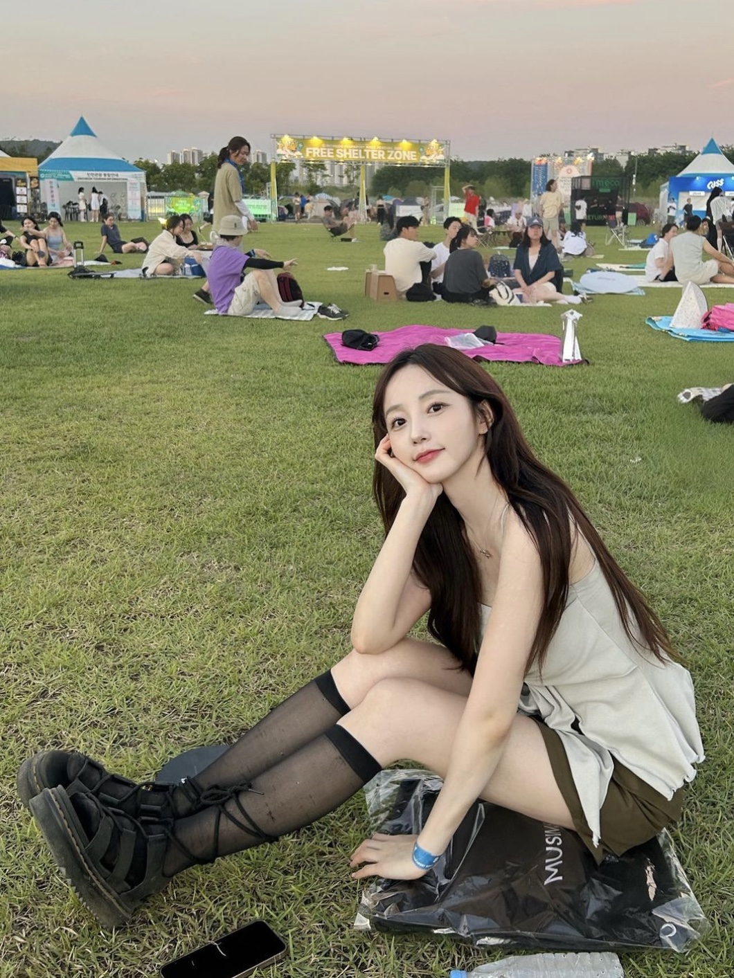 (W) Dr. Martens Nartilla Hydro Leather Sandal Black 착용 스타일