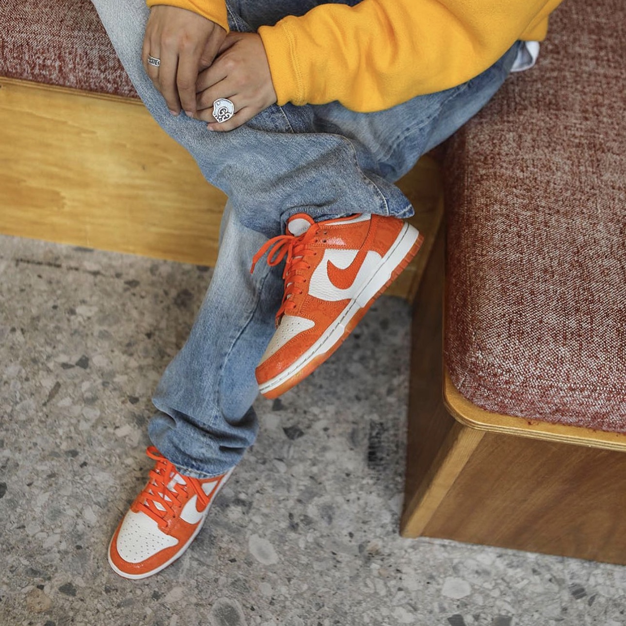(W) Nike Dunk Low Total Orange 착용 스타일 - 1