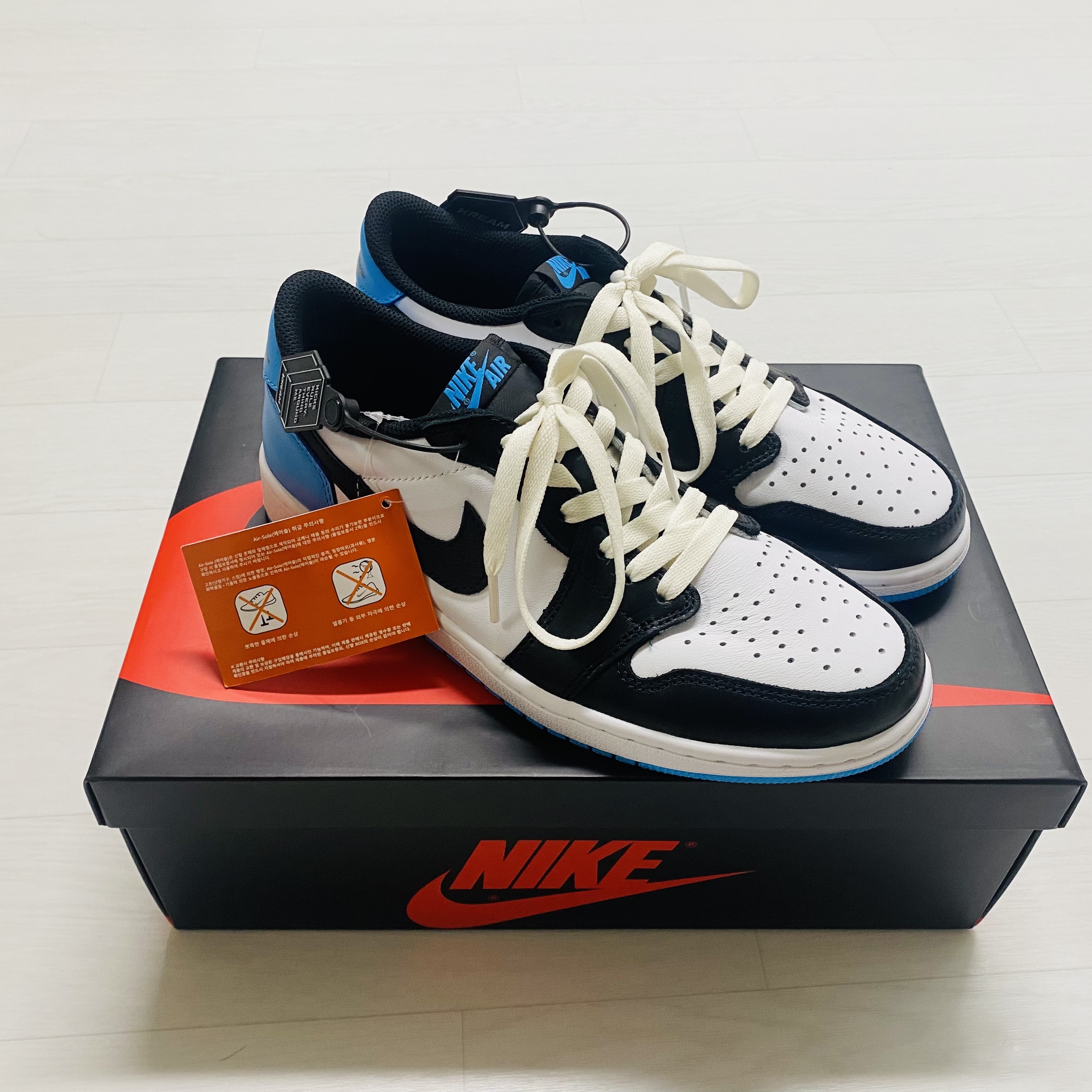 Jordan 1 Retro Low OG Black and Dark Powder Blue 착용 스타일 - 5
