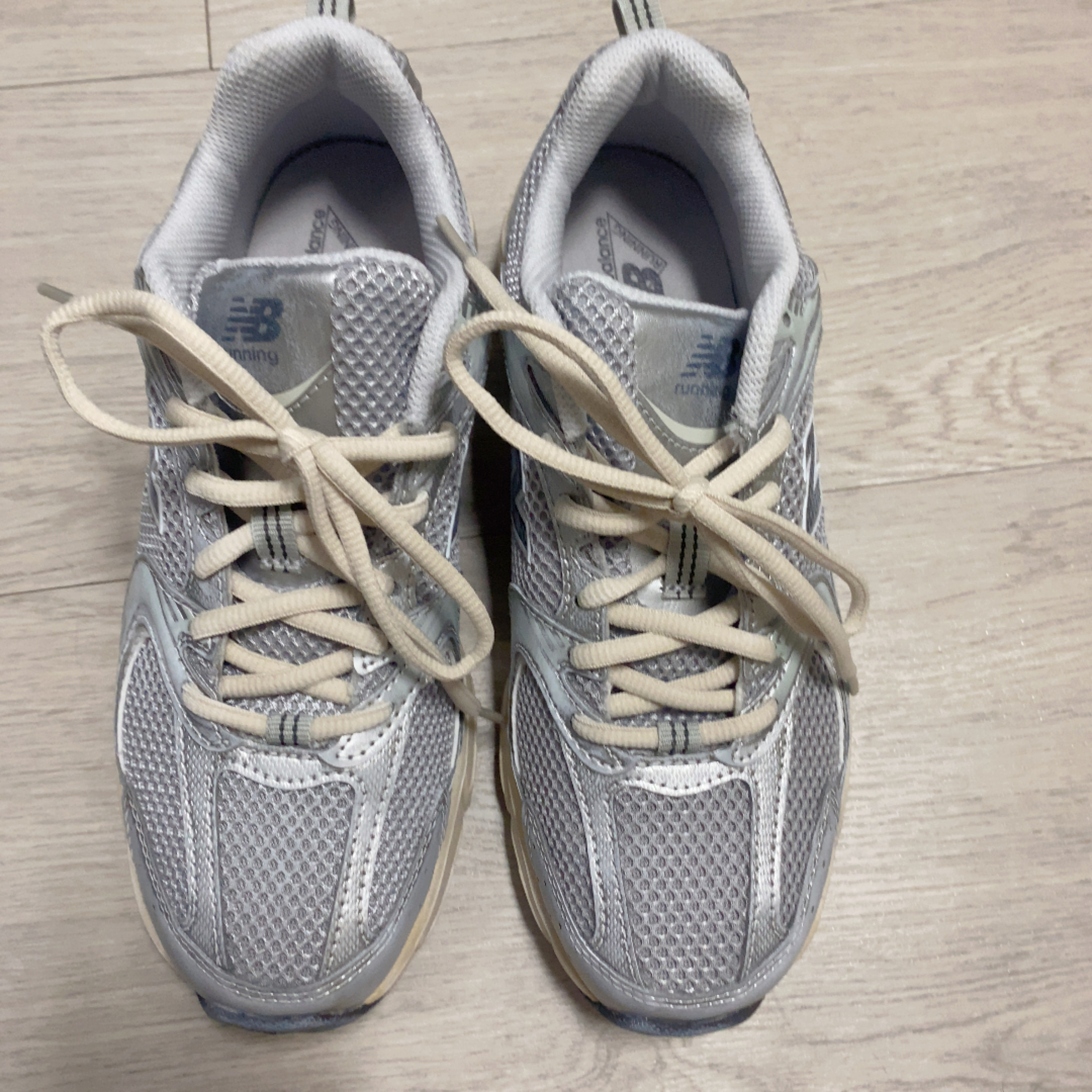 New Balance 530 Vintage Metallic Silver 착용 스타일 - 2