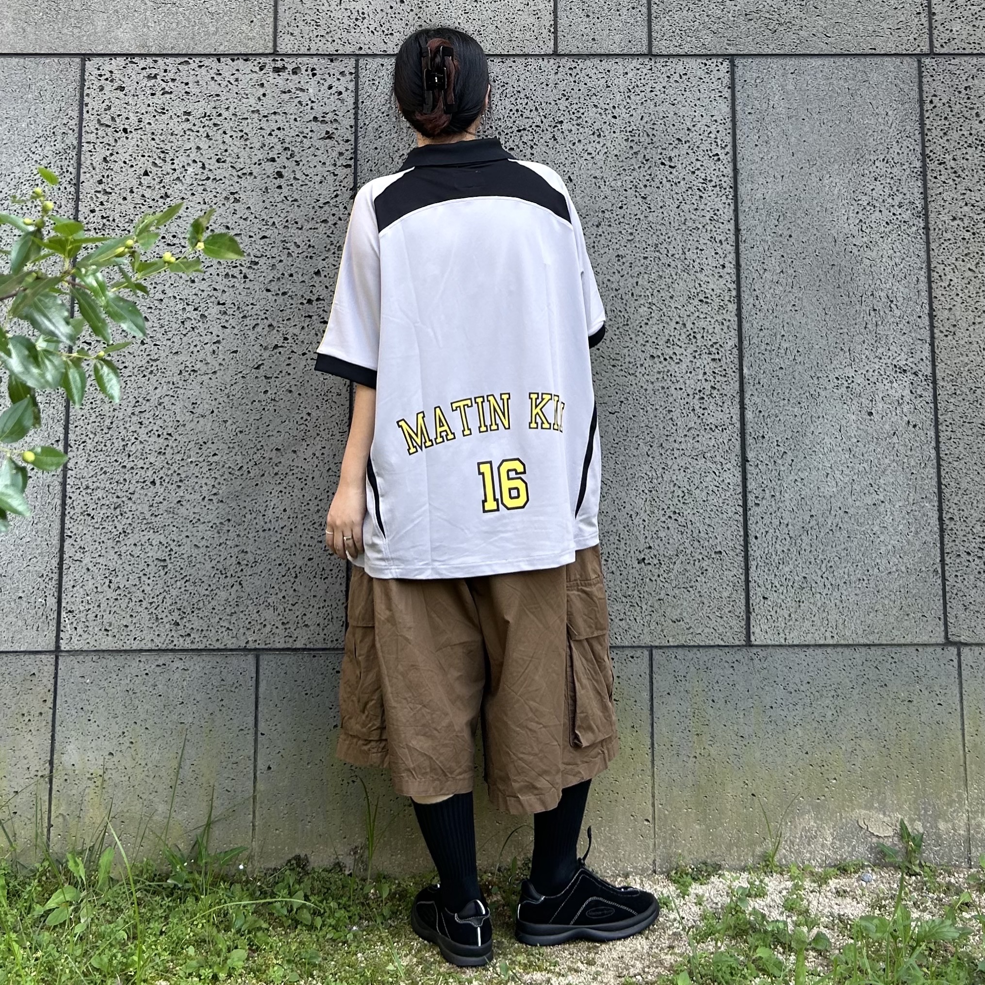Matin Kim Sporty Track Jersy Top Grey, Matin Kim MS129 Sneakers Black 착용 스타일 - 1