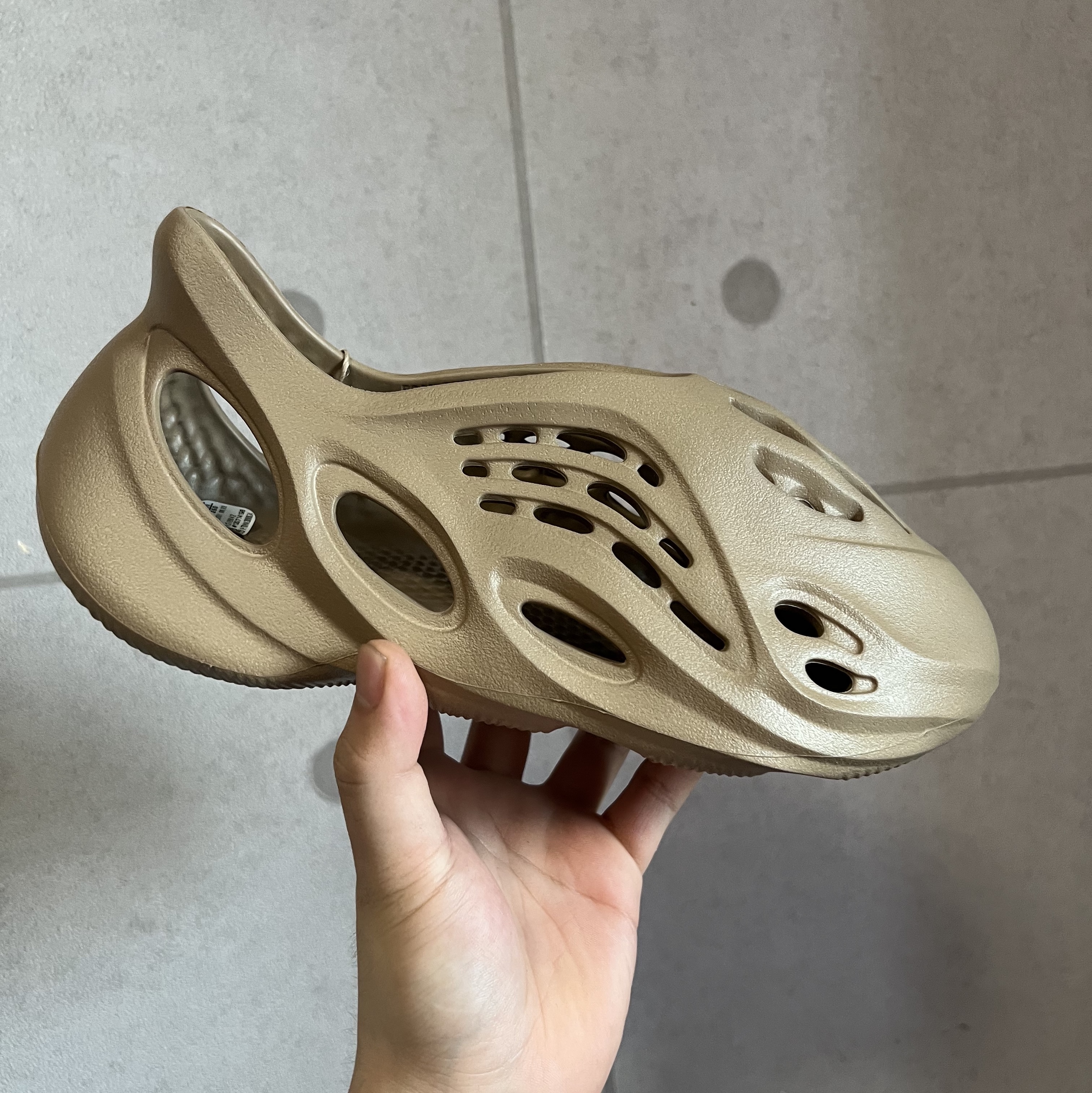 Adidas Yeezy Foam RNNR Clay Taupe 착용 스타일