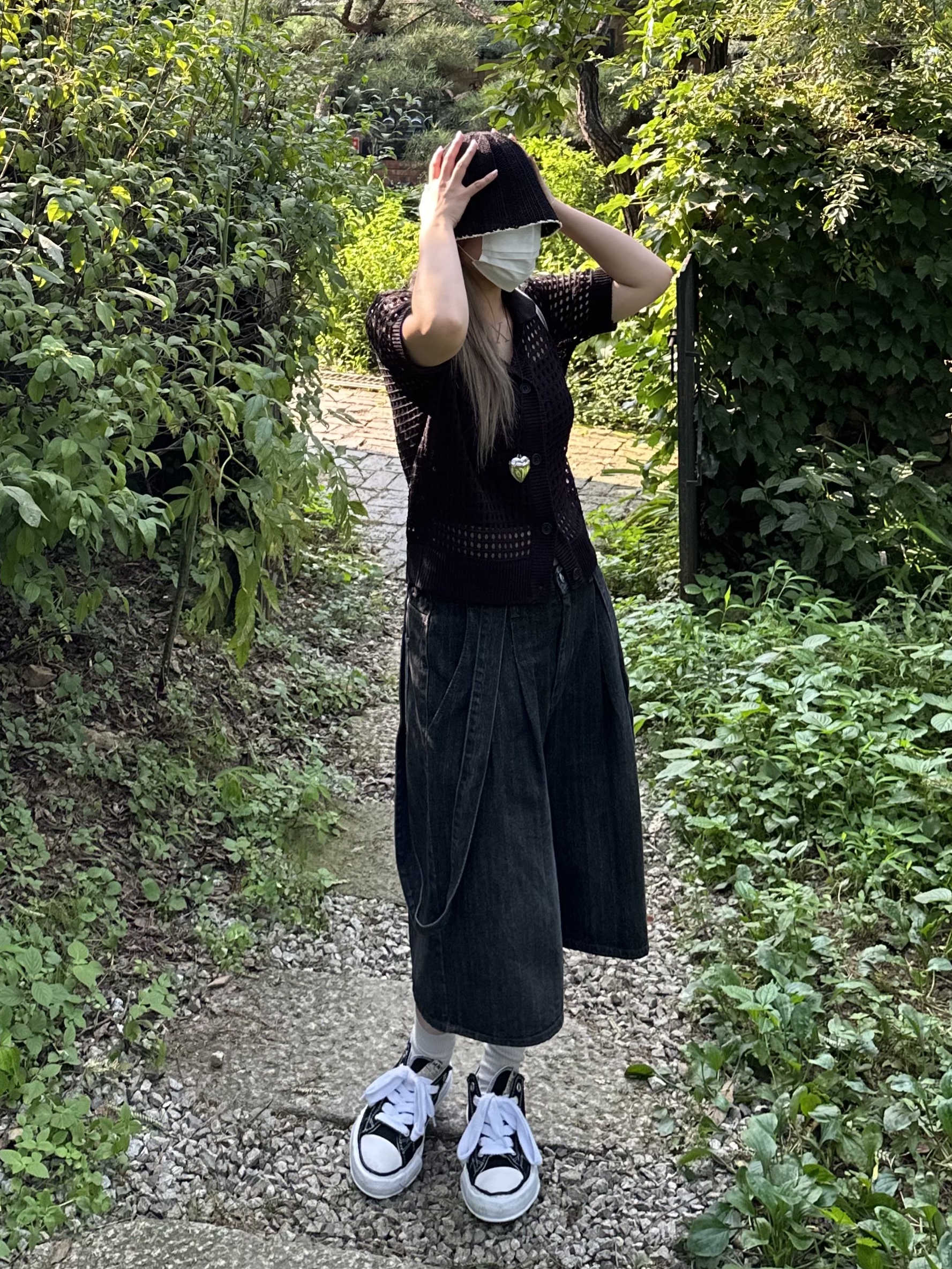 Bottega Veneta Mini Leather Cassette Parakeet, Maison Mihara Yasuhiro Peterson OG Sole Canvas Low Sneakers Black 착용 스타일 - 3