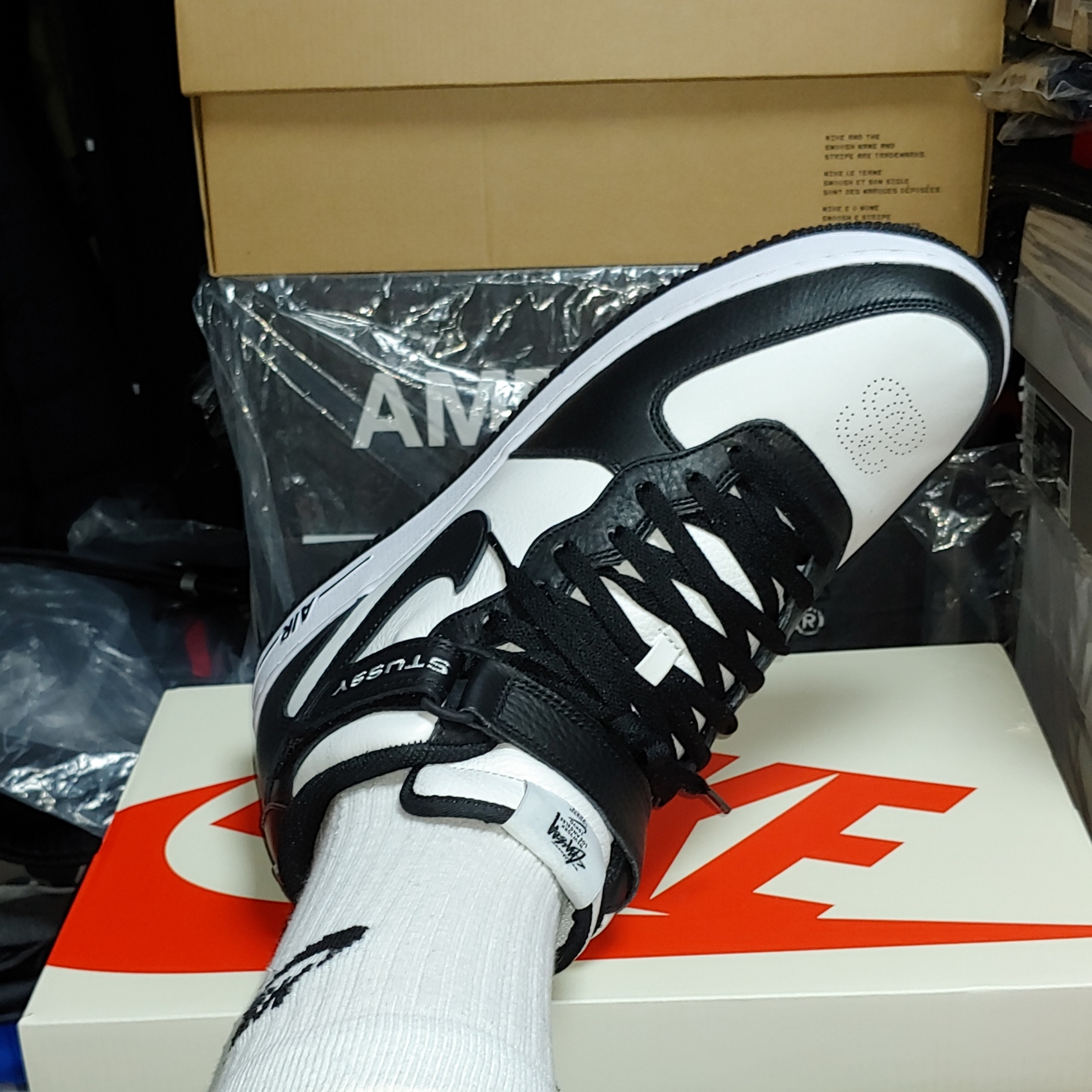Nike x Stussy Air Force 1 '07 Mid SP Black and Light Bone 착용 스타일 - 1