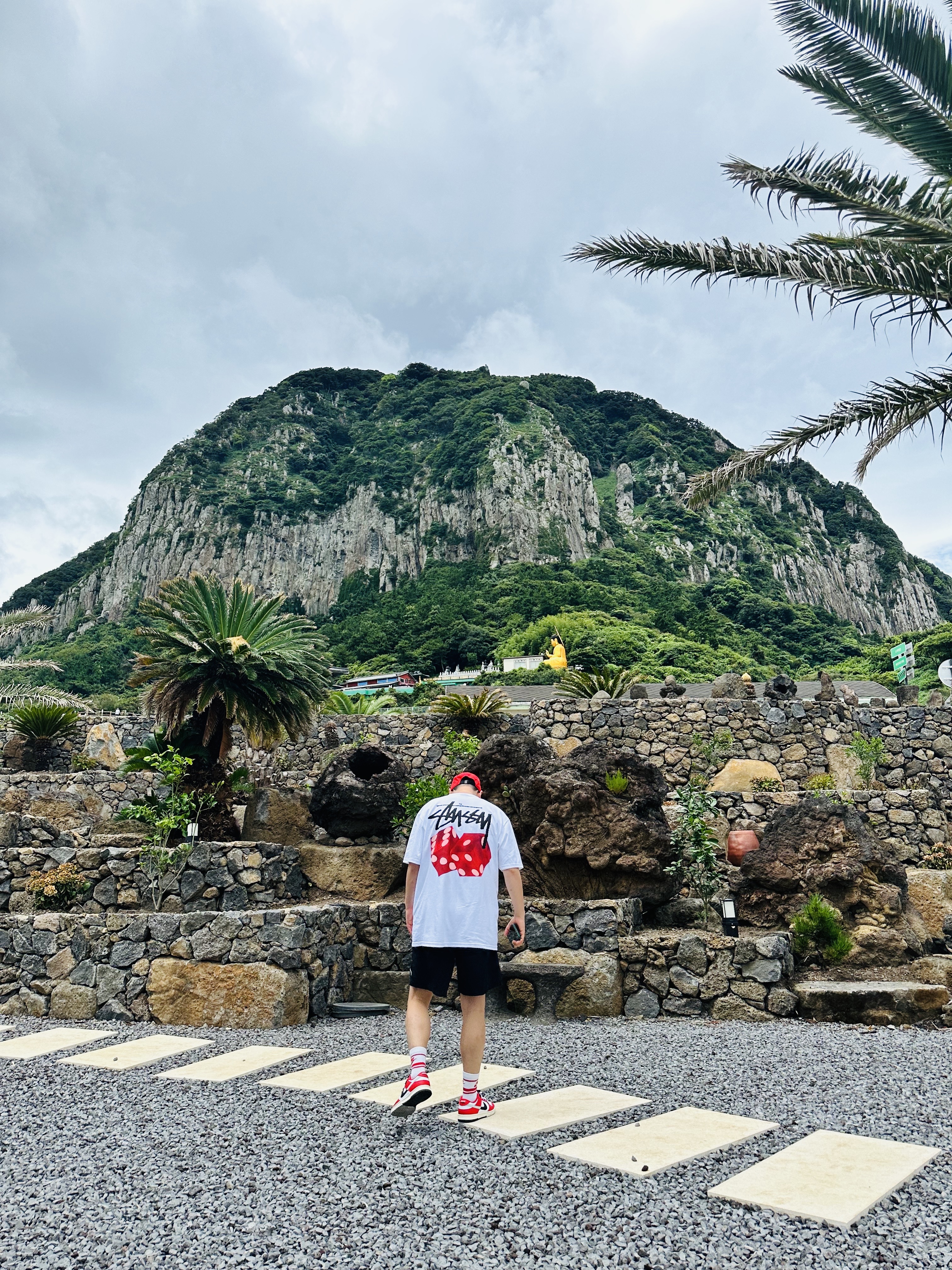 Nike x Undercover NRG AW84 TC Adjustable Cap Red, Stussy Diced Out T-Shirt White 착용 스타일 - 3