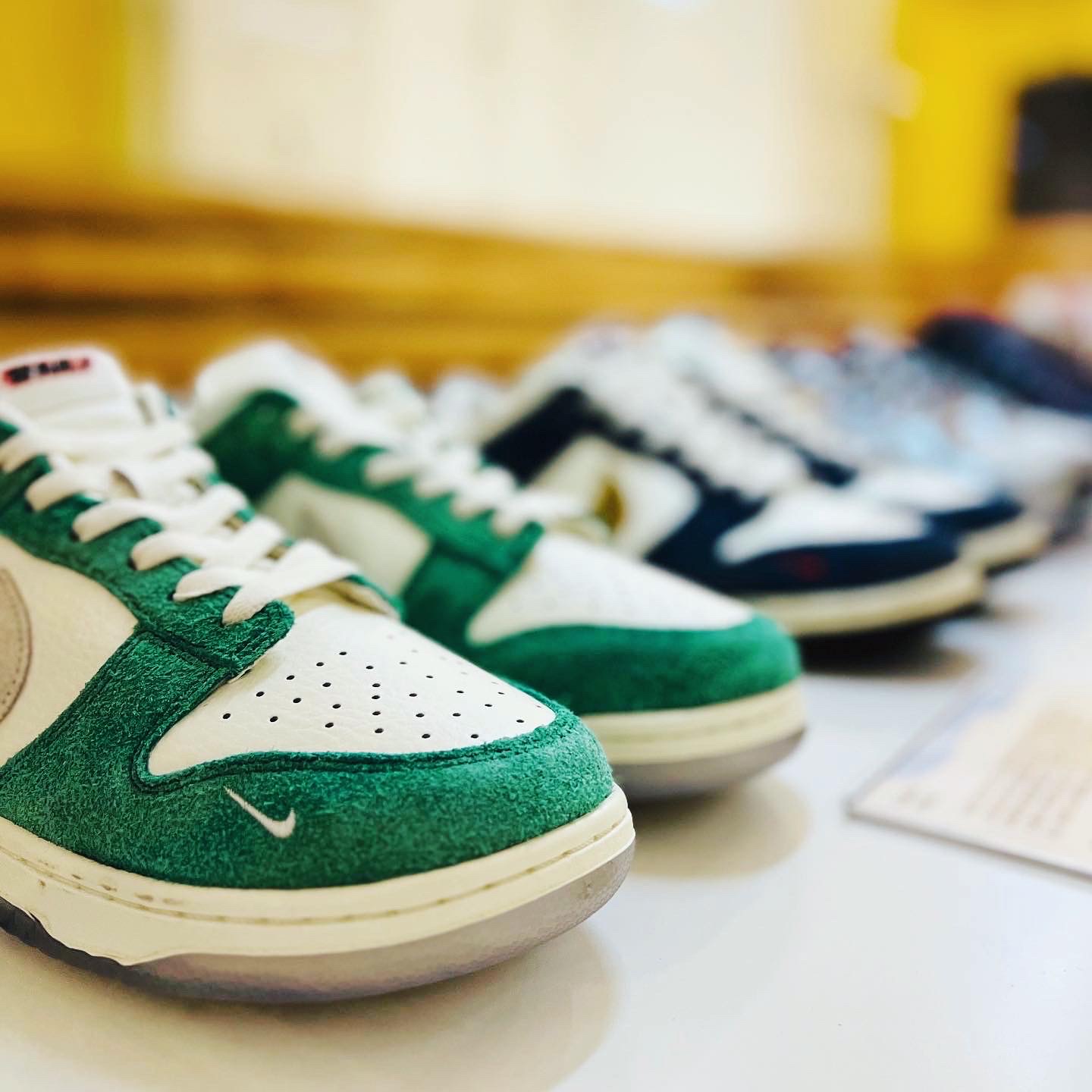 Nike x Kasina Dunk Low Road Sign - Kasina Exclusive, Nike x Kasina Dunk Low 80's Bus 착용 스타일 - 1