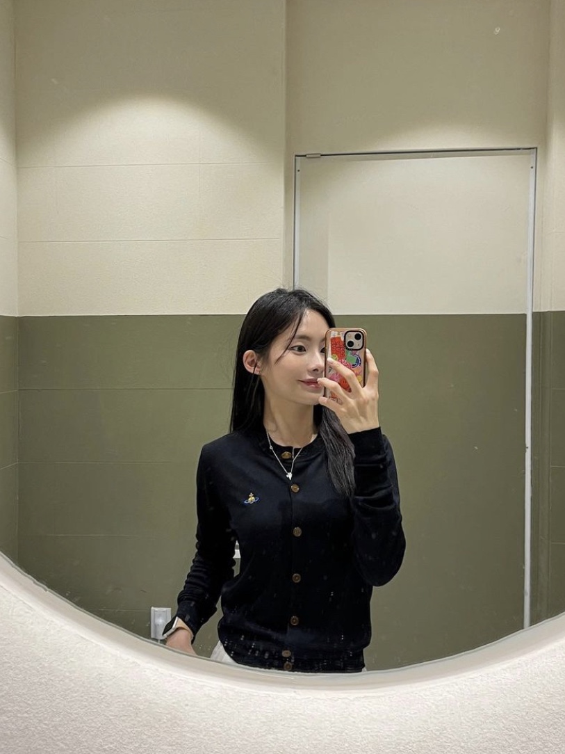 (W) Vivienne Westwood Bea Cardigan Black, (W) Vivienne Westwood Bea Cardigan Red 착용 스타일