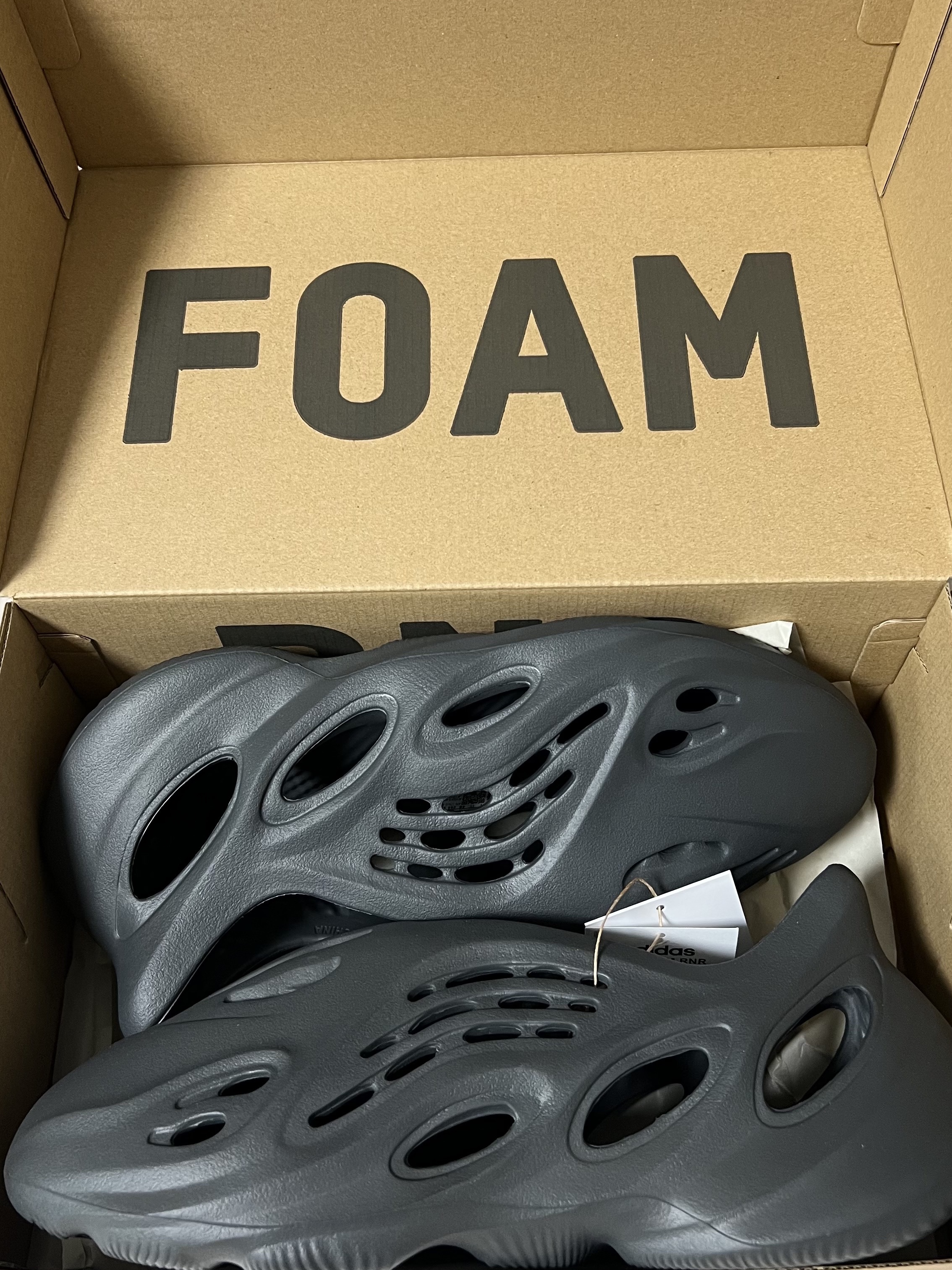 Adidas Yeezy Foam RNNR Carbon 착용 스타일