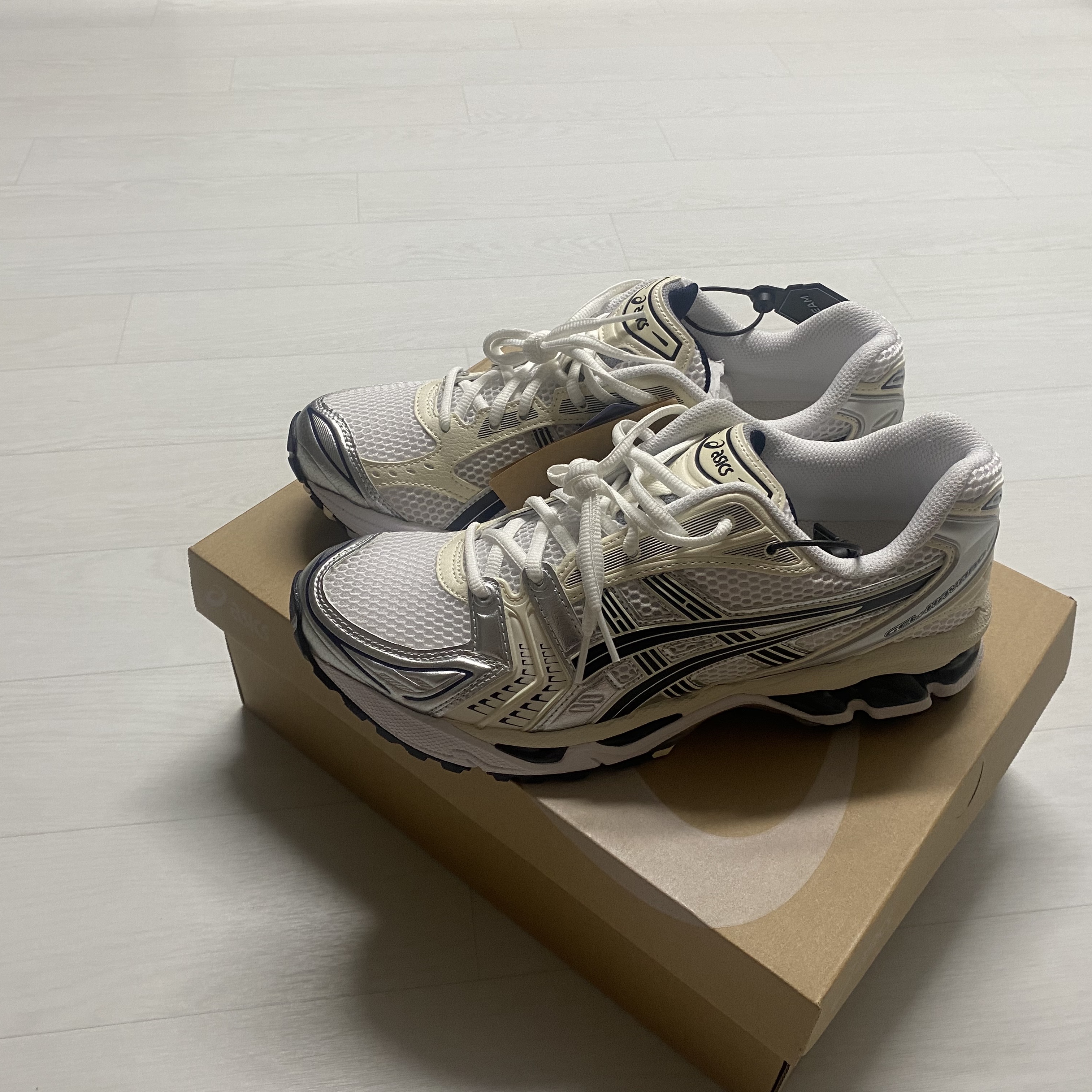 (W) Asics Gel-Kayano 14 White Midnight 착용 스타일 - 2
