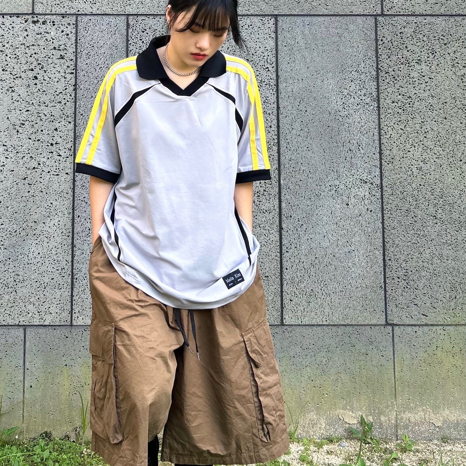 Matin Kim Sporty Track Jersy Top Grey, Matin Kim MS129 Sneakers Black 착용 스타일 - 2
