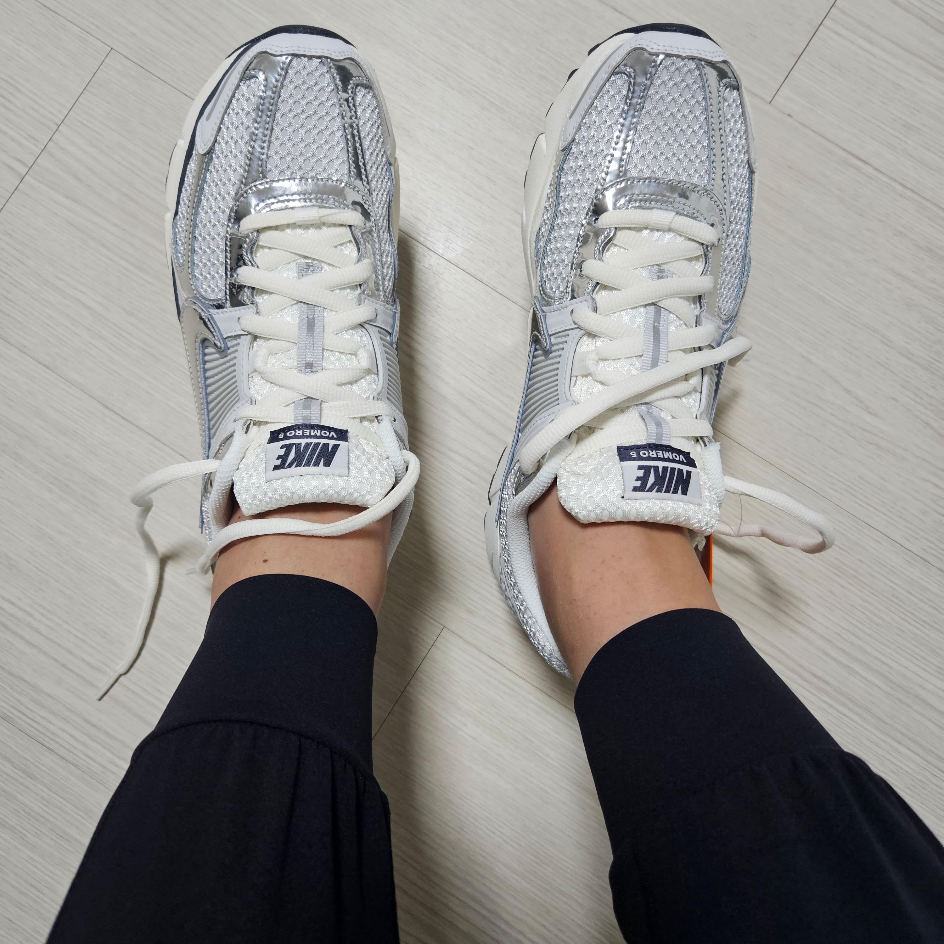 (W) Nike Zoom Vomero 5 Photon Dust and Metallic Silver 착용 스타일