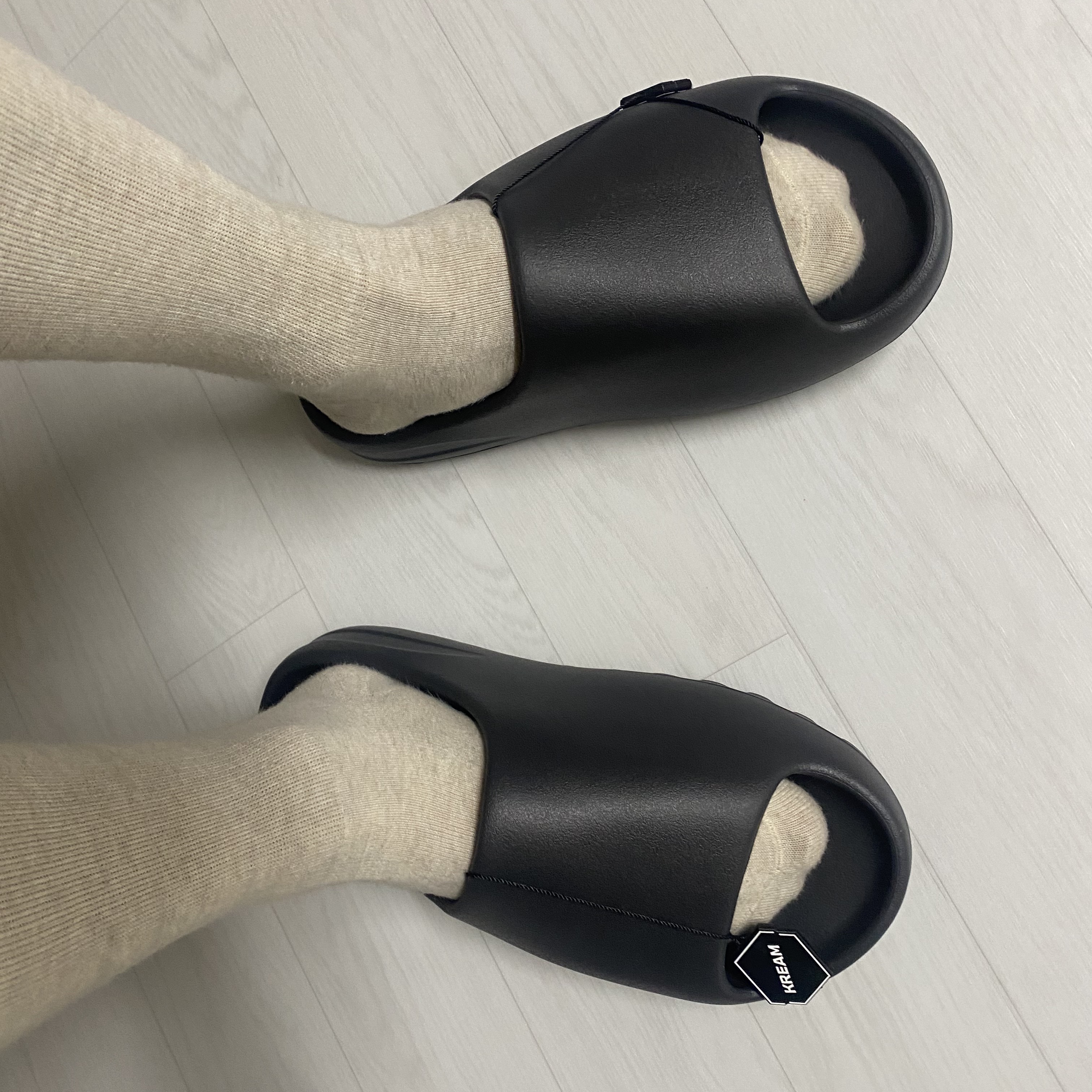 Adidas Yeezy Slide Onyx 착용 스타일 - 5