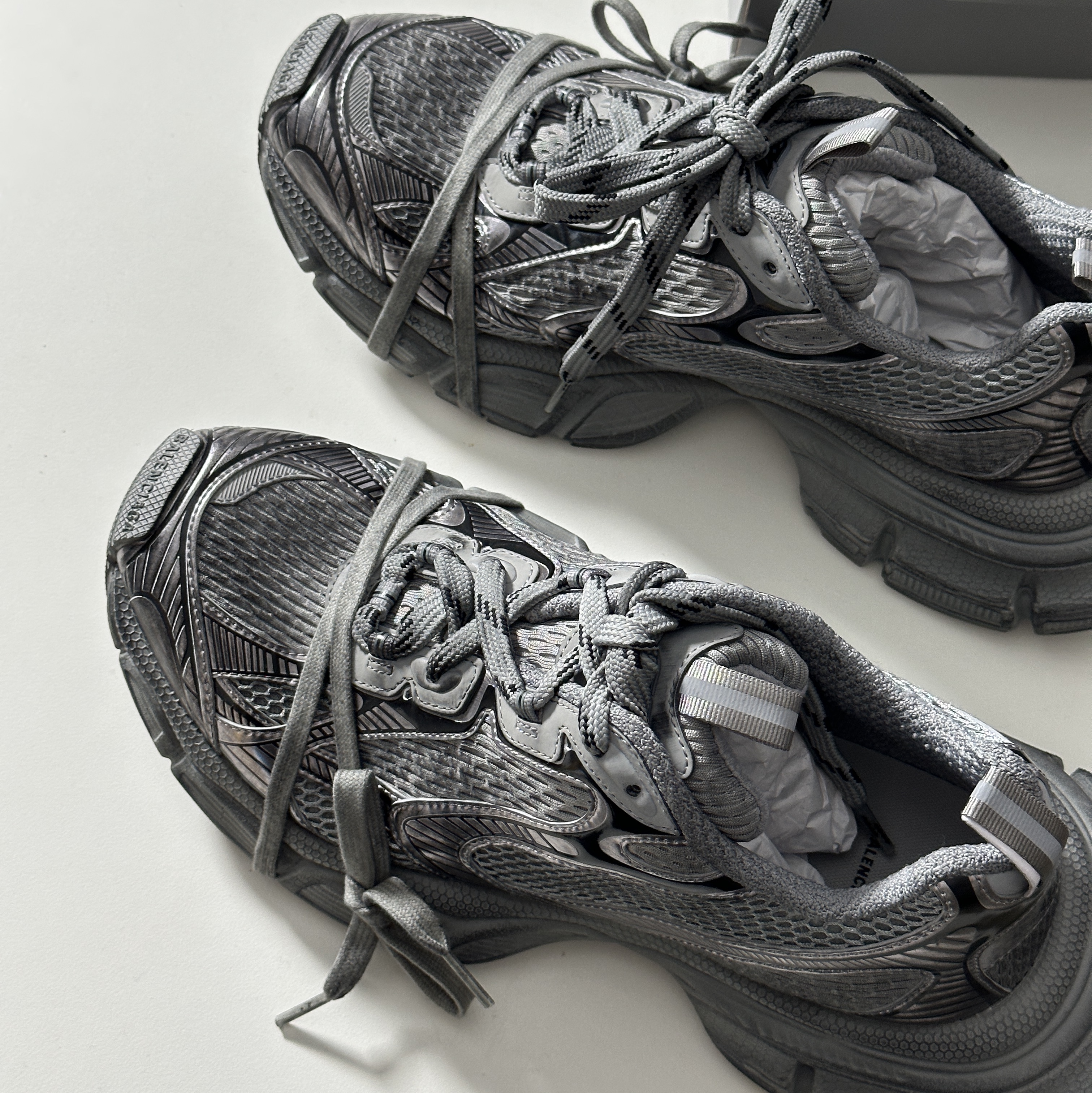 Balenciaga 3XL Sneakers Grey Black 착용 스타일 - 2
