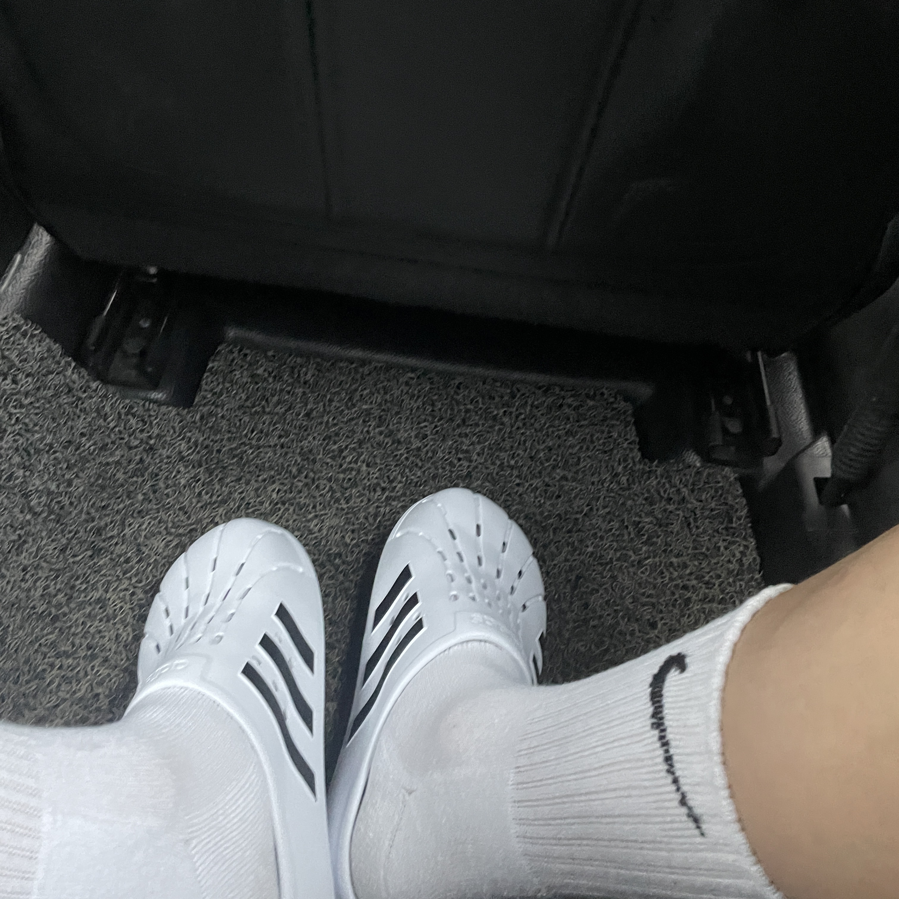 Adidas Adilette Clog White Black 착용 스타일