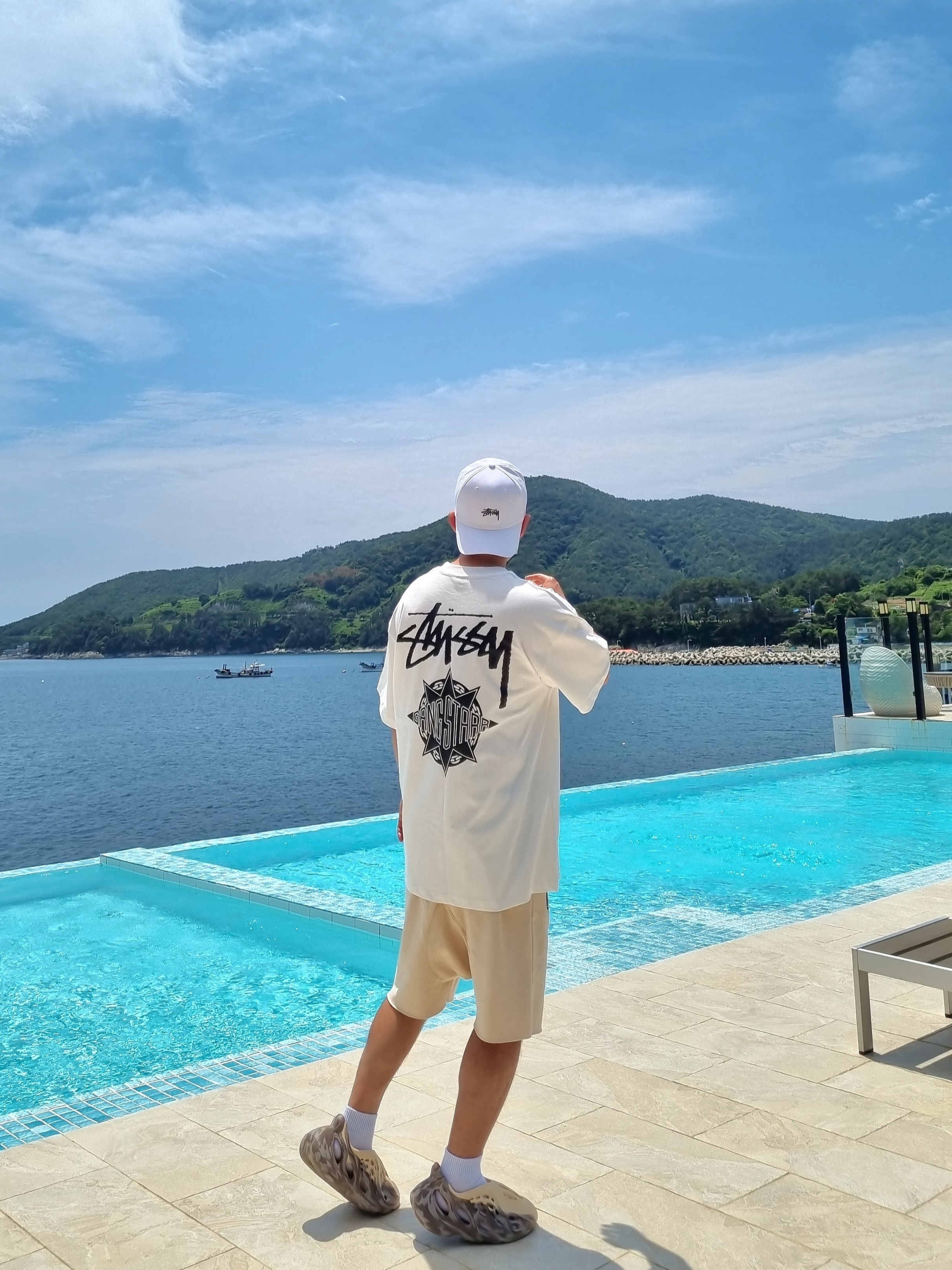 Stussy x Gang Starr Take It Personal T-Shirt White, Adidas Yeezy Foam RNNR MX Cream Clay 착용 스타일