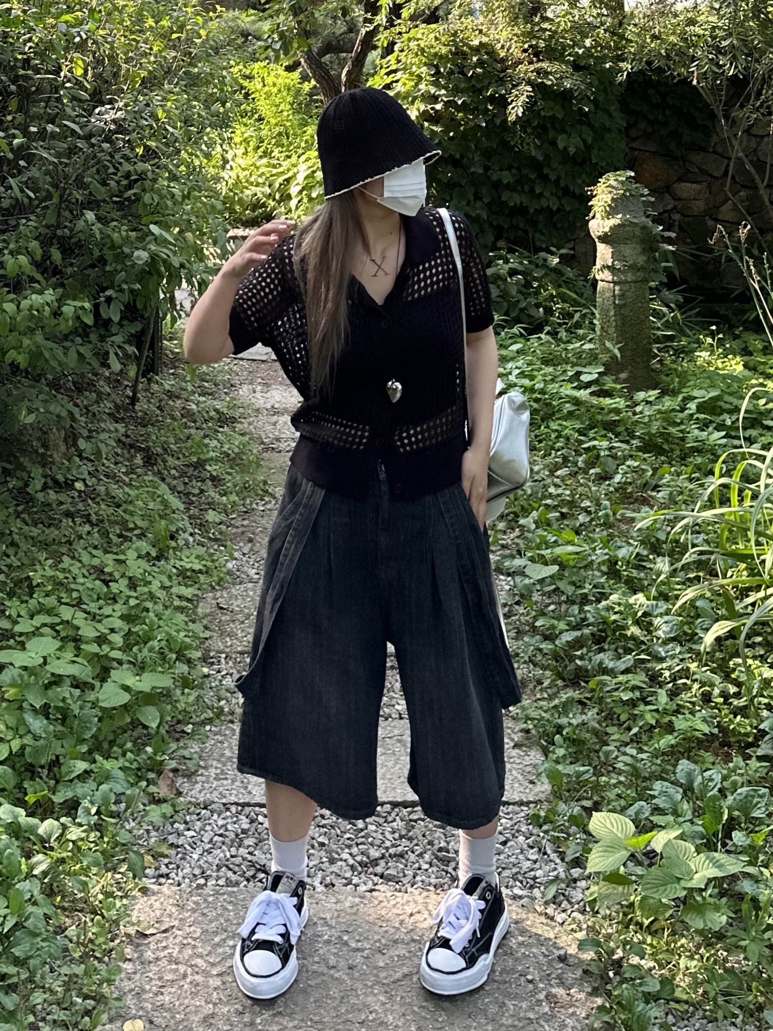 Bottega Veneta Mini Leather Cassette Parakeet, Maison Mihara Yasuhiro Peterson OG Sole Canvas Low Sneakers Black 착용 스타일 - 4