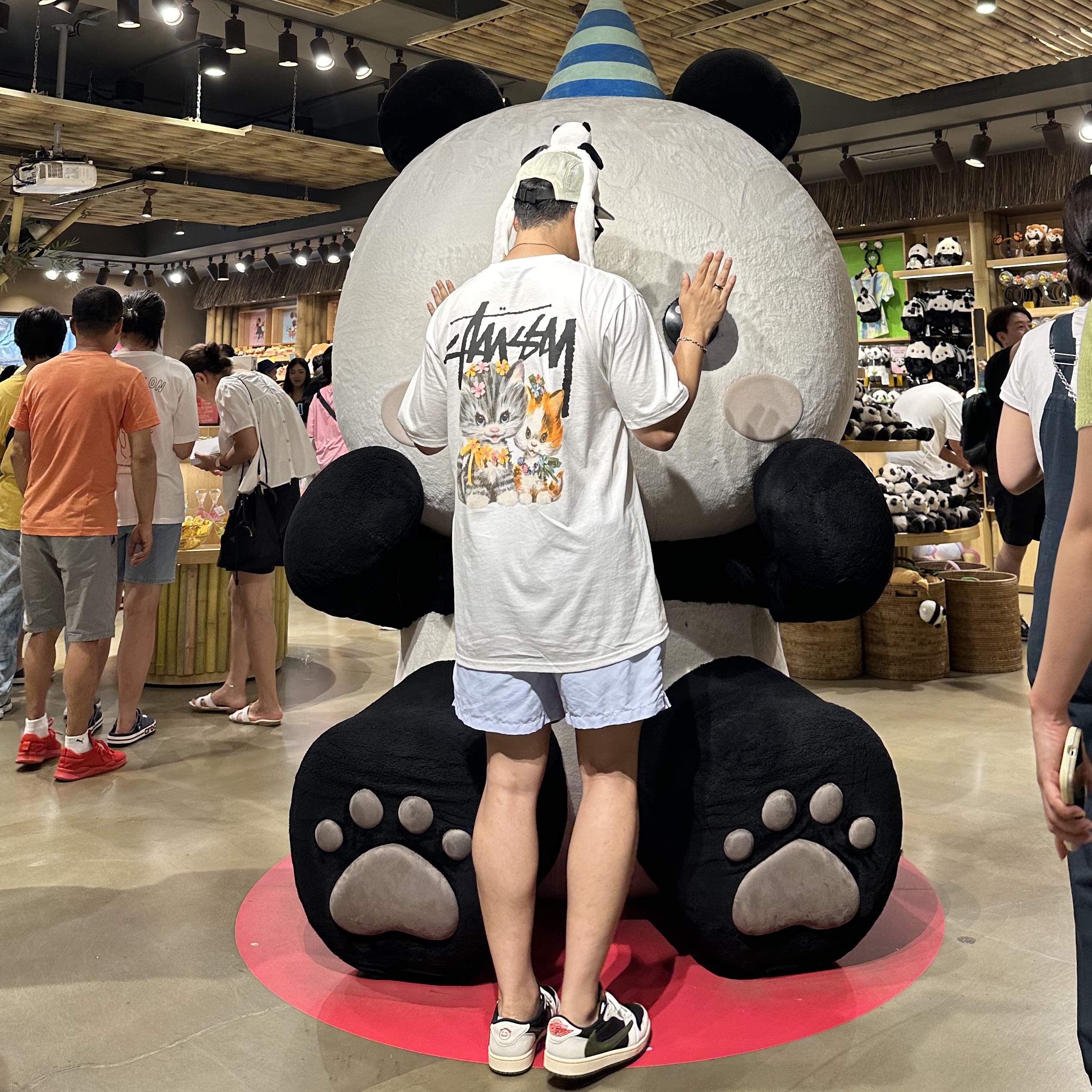 Stussy Kittens T-Shirt White, (W) Jordan 1 x Travis Scott Retro Low OG SP Medium Olive 착용 스타일