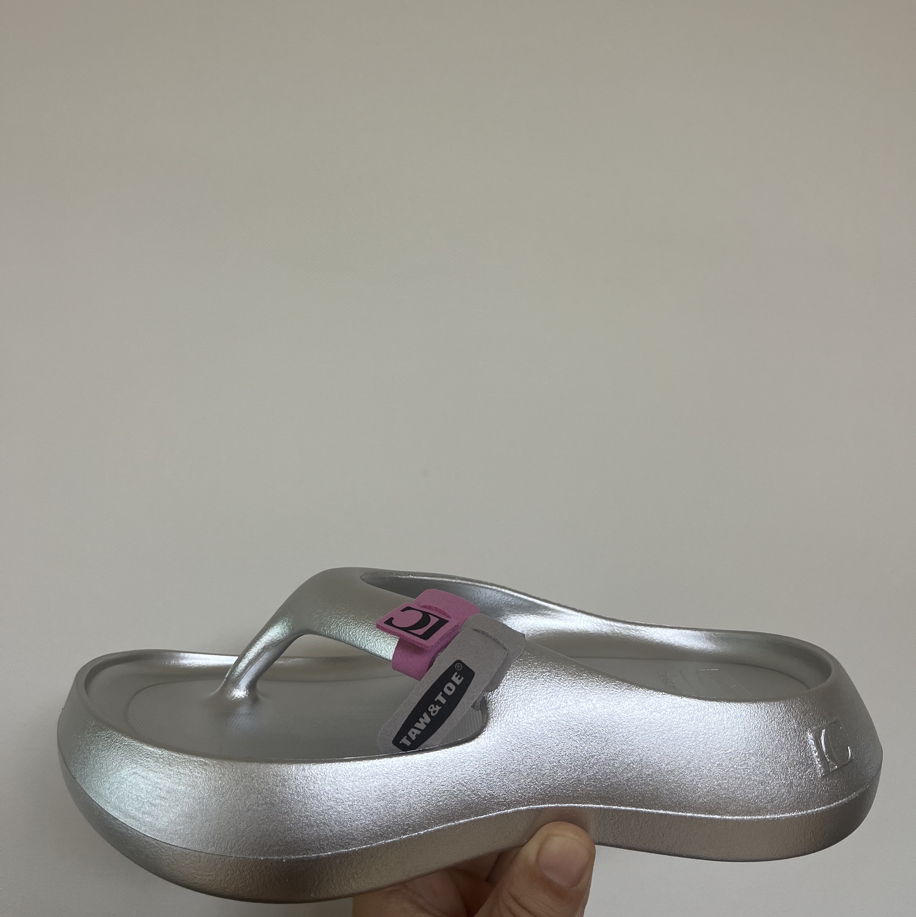 Taw&Toe x Low Classic Platform Flip Flop Silver 착용 스타일 - 1