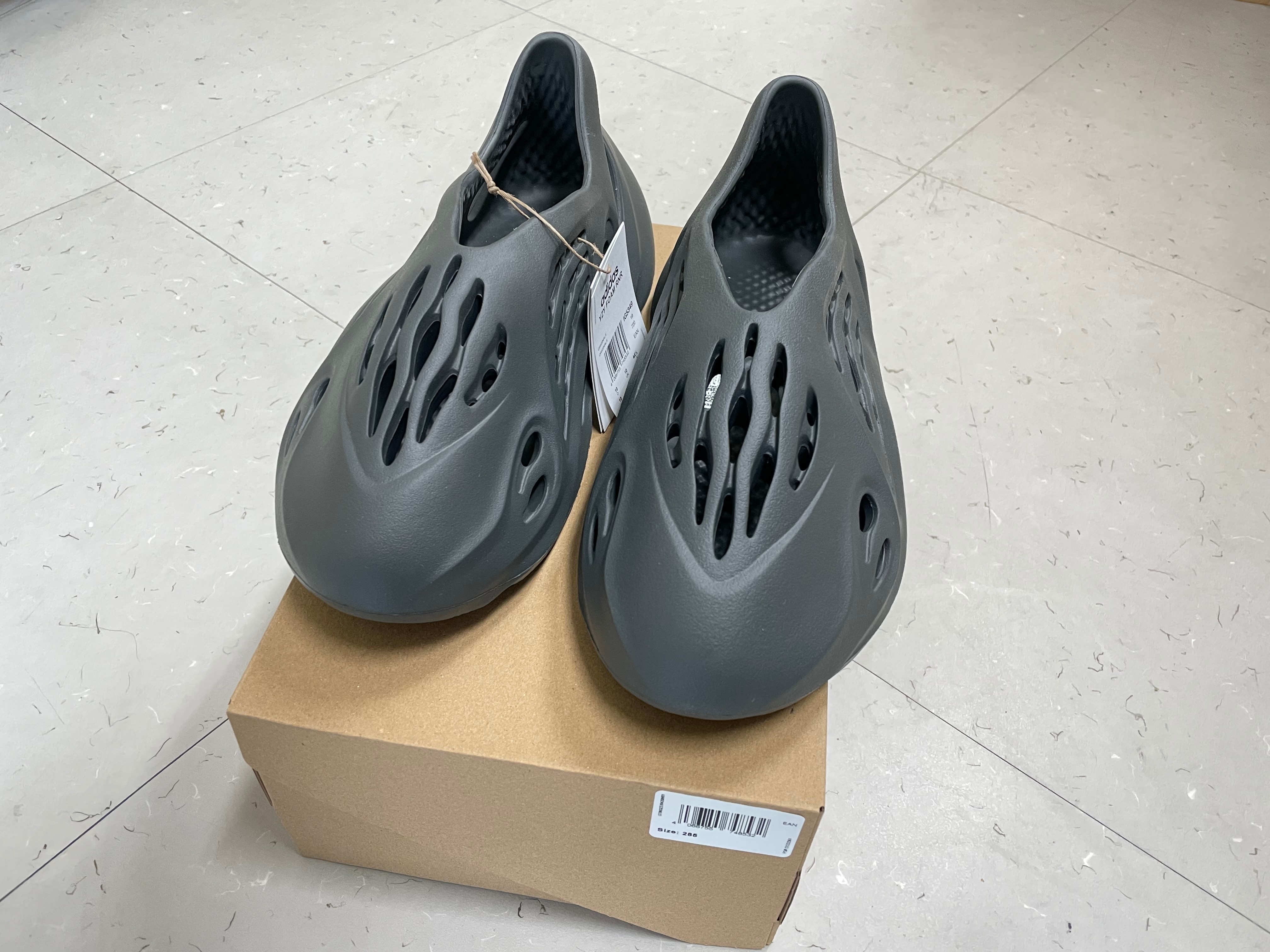 Adidas Yeezy Foam RNNR Carbon 착용 스타일 - 1