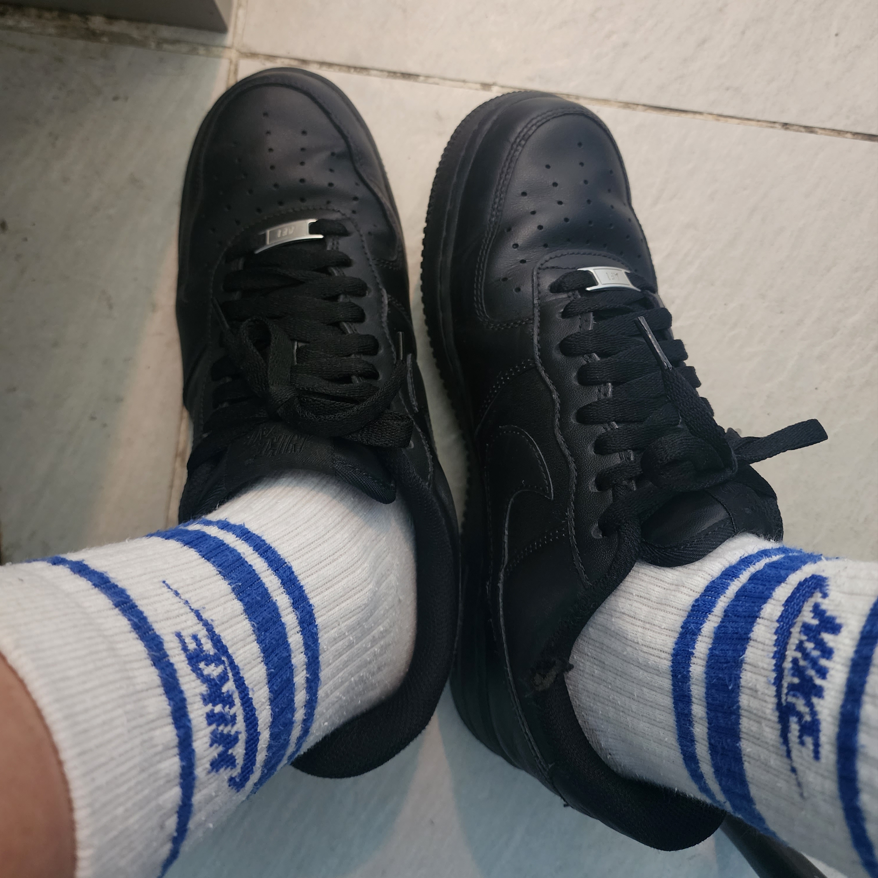 Nike Air Force 1 '07 Low Triple Black 착용 스타일