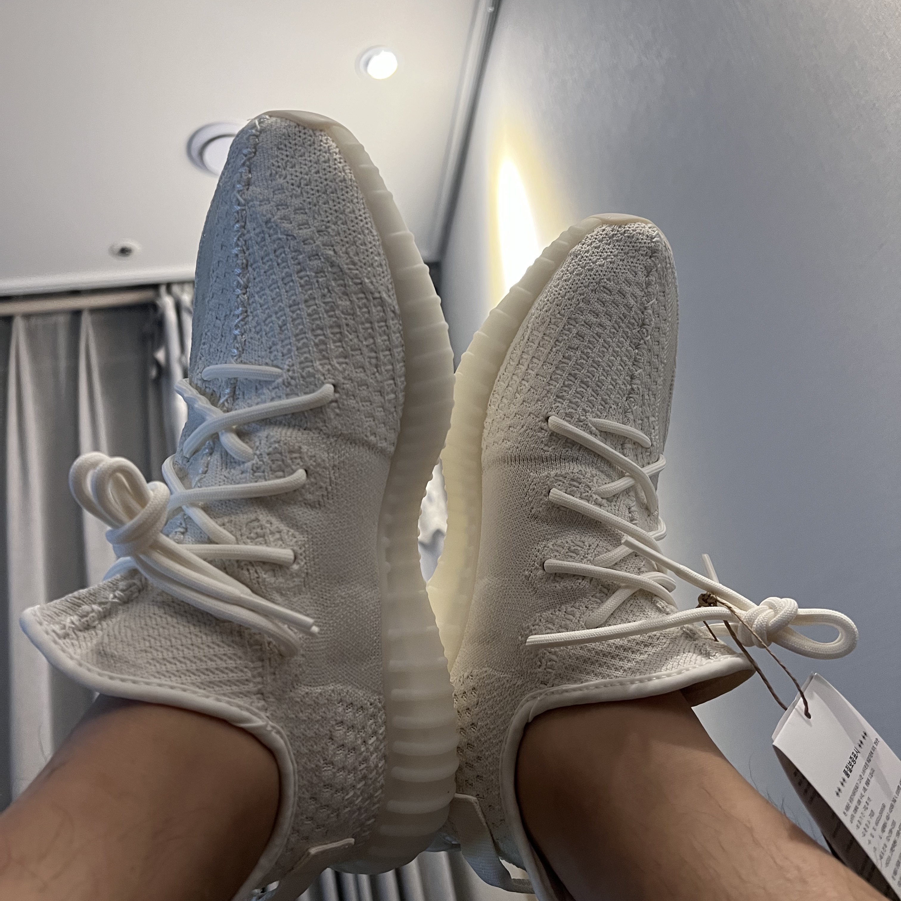 Adidas Yeezy Boost 350 V2 Bone 착용 스타일 - 2