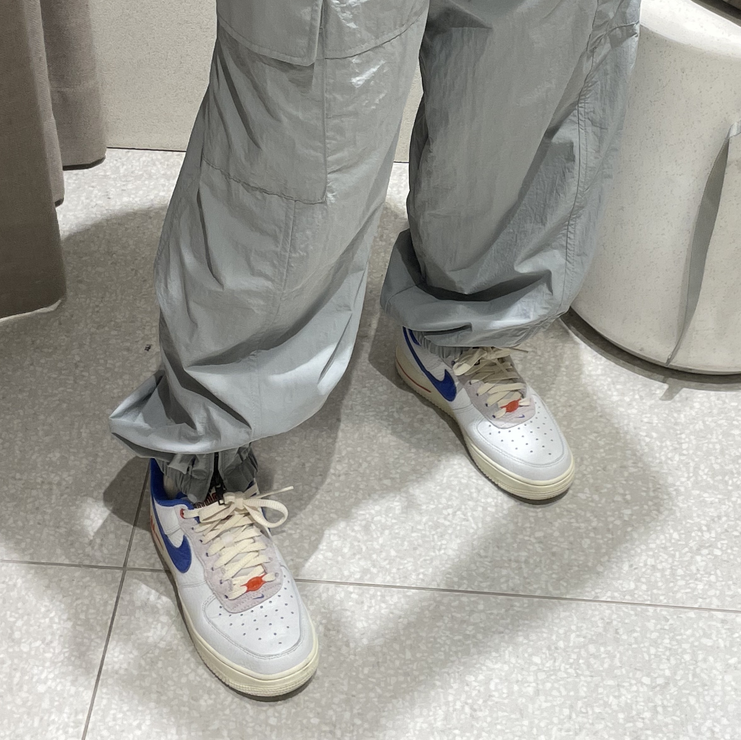 (W) Nike Air Force 1 '07 LX University Blue and Summit White 착용 스타일 - 2