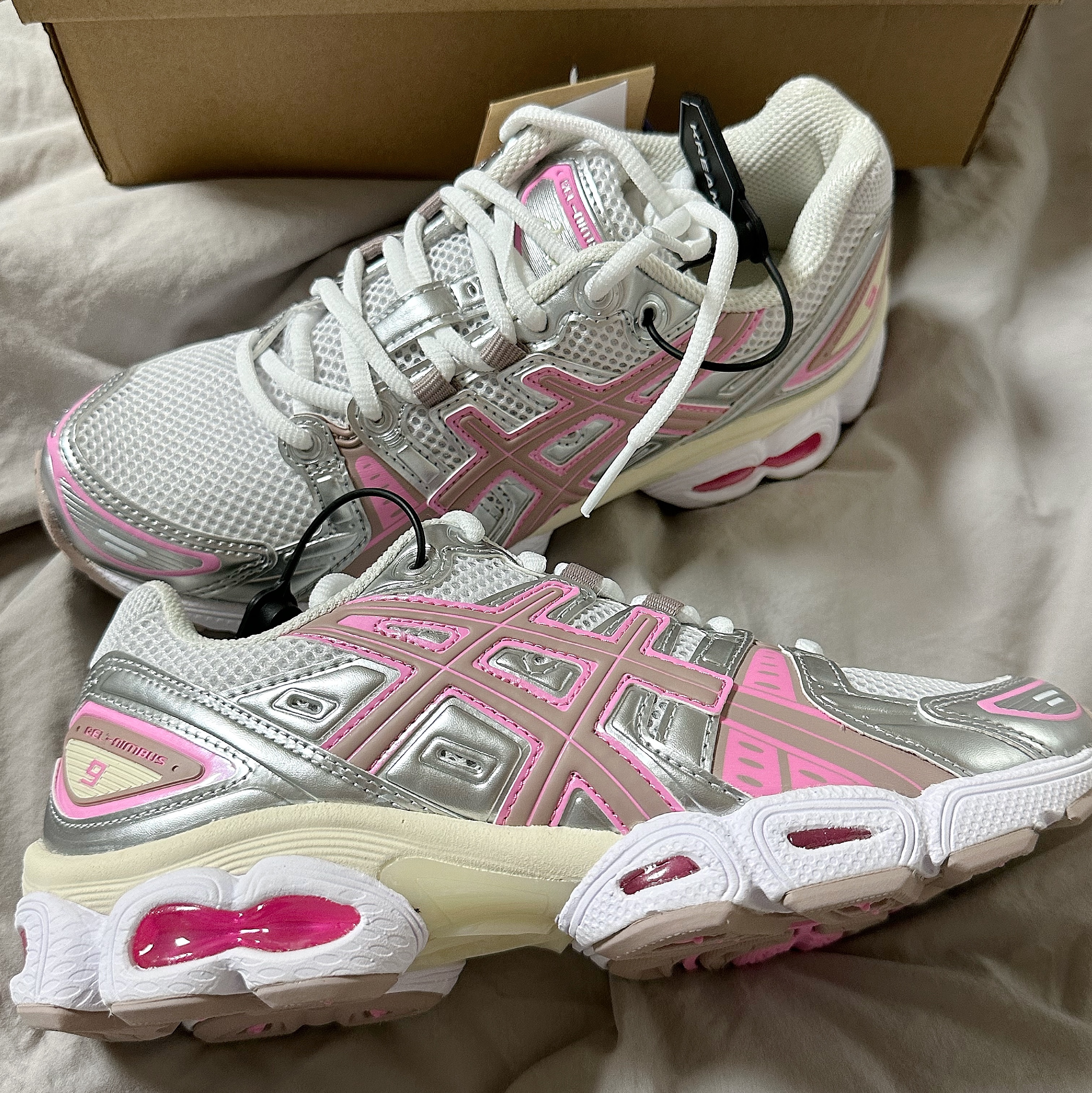 (W) Asics Gel-Nimbus 9 White Pure Silver 착용 스타일