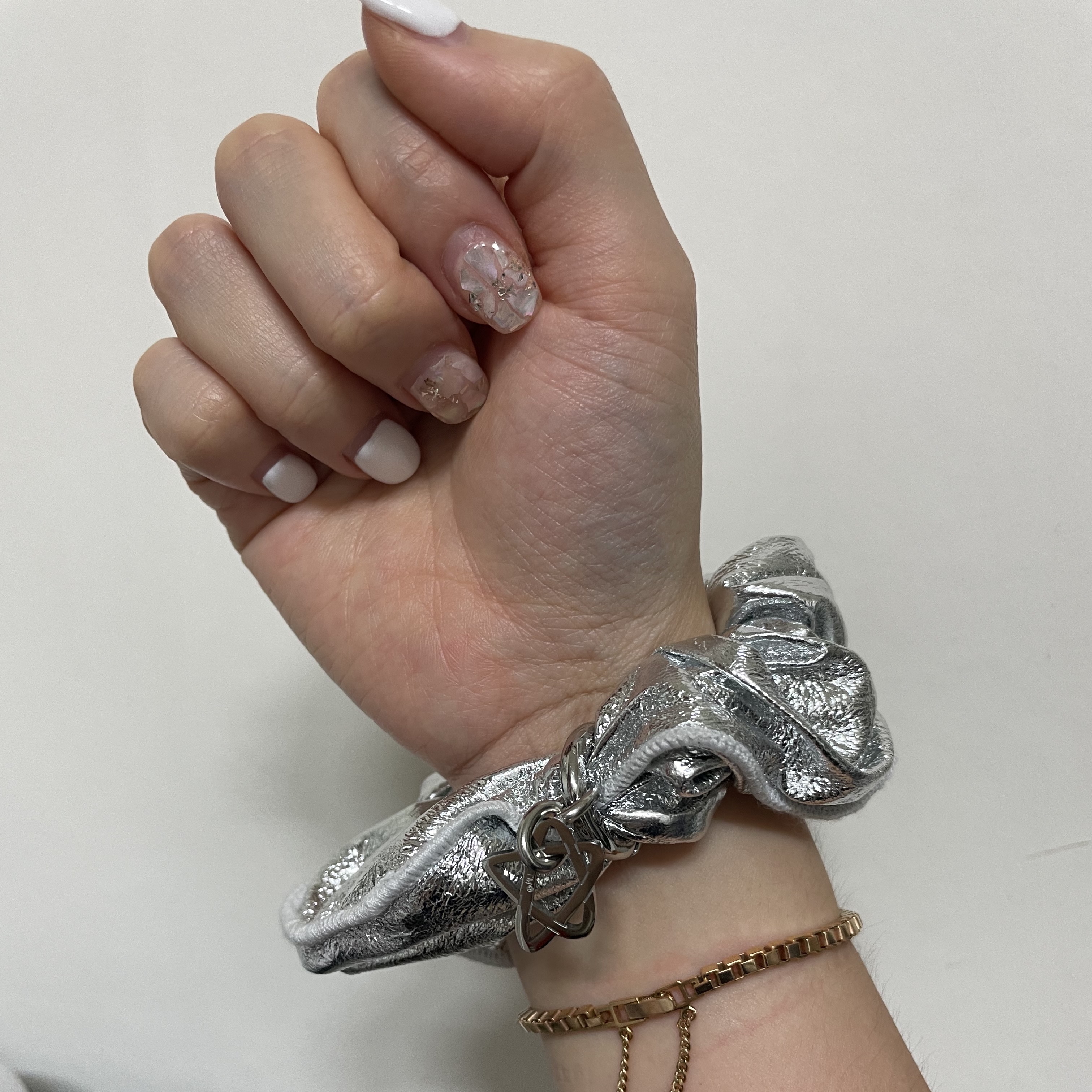 [KREAM 단독] Sentiments No.370 Star Hair Scrunchy Silver 착용 스타일