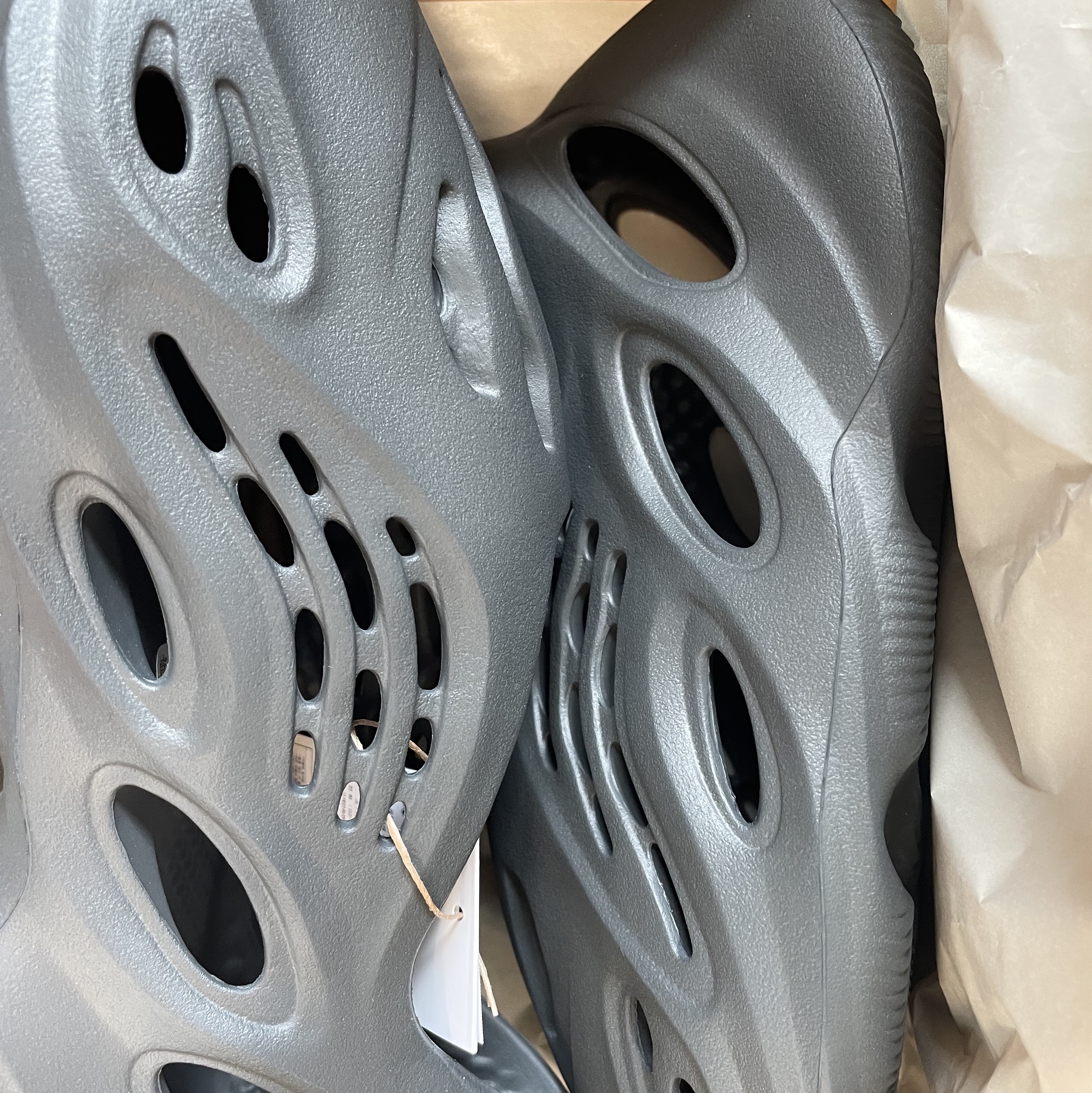 Adidas Yeezy Foam RNNR Carbon 착용 스타일
