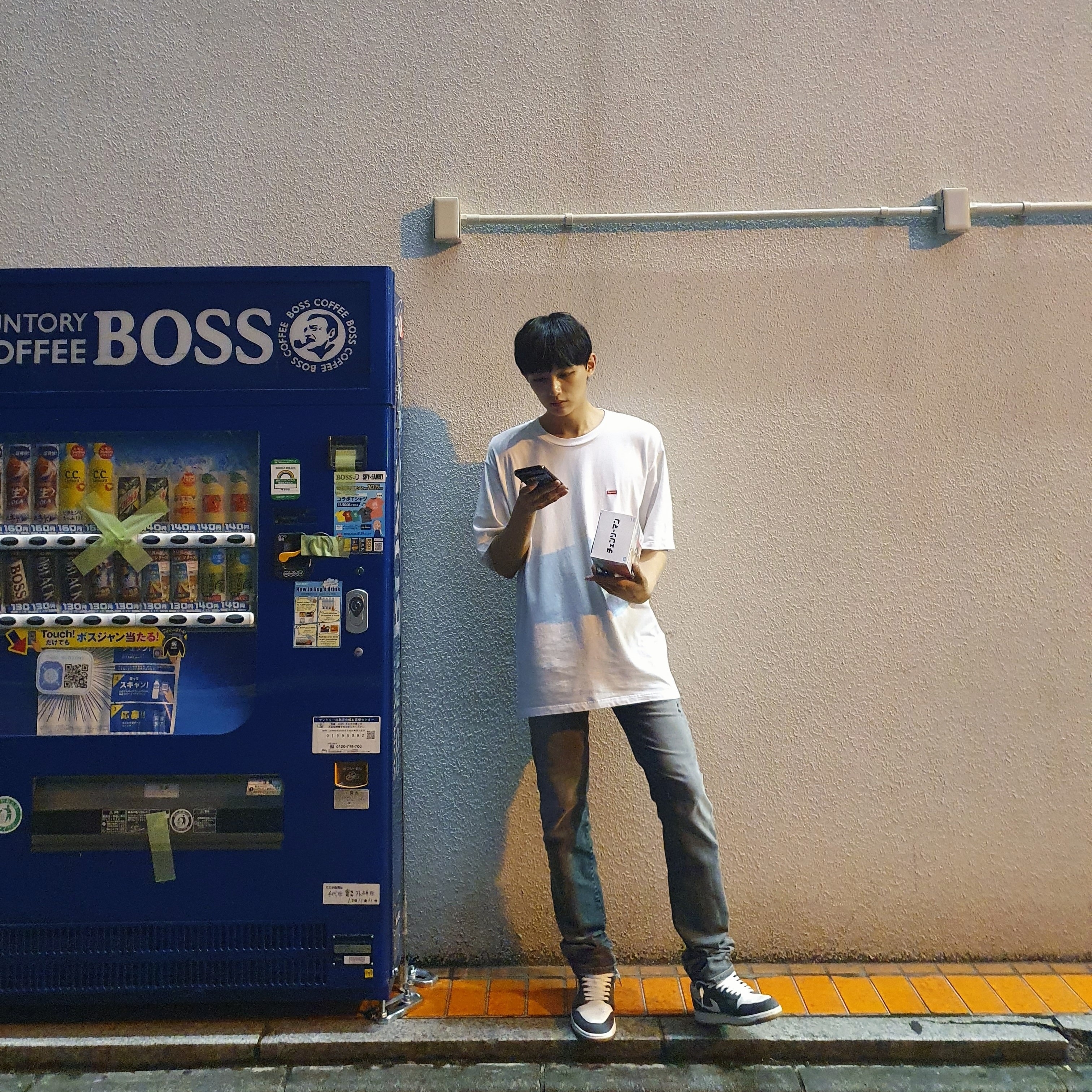 Supreme Small Box T-Shirt White, Undermycar Legion.03 Slim Fit Blue Stitch Washed Jeans Washed Gray 착용 스타일