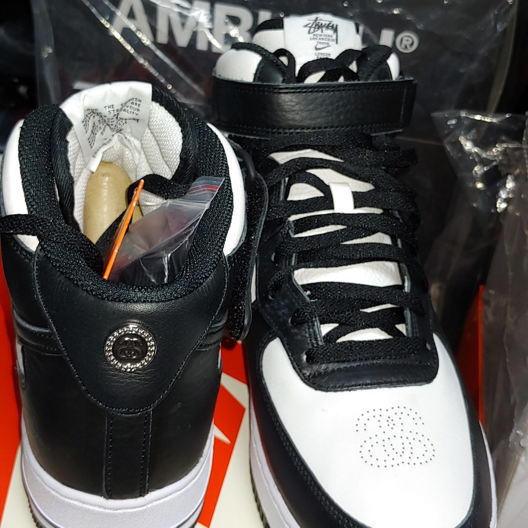 Nike x Stussy Air Force 1 '07 Mid SP Black and Light Bone 착용 스타일 - 2
