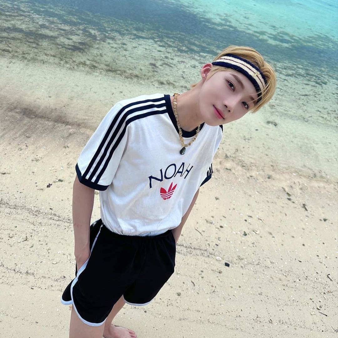 Saint Laurent Headband in Terrycloth Off White Blue 착용 스타일 - 3