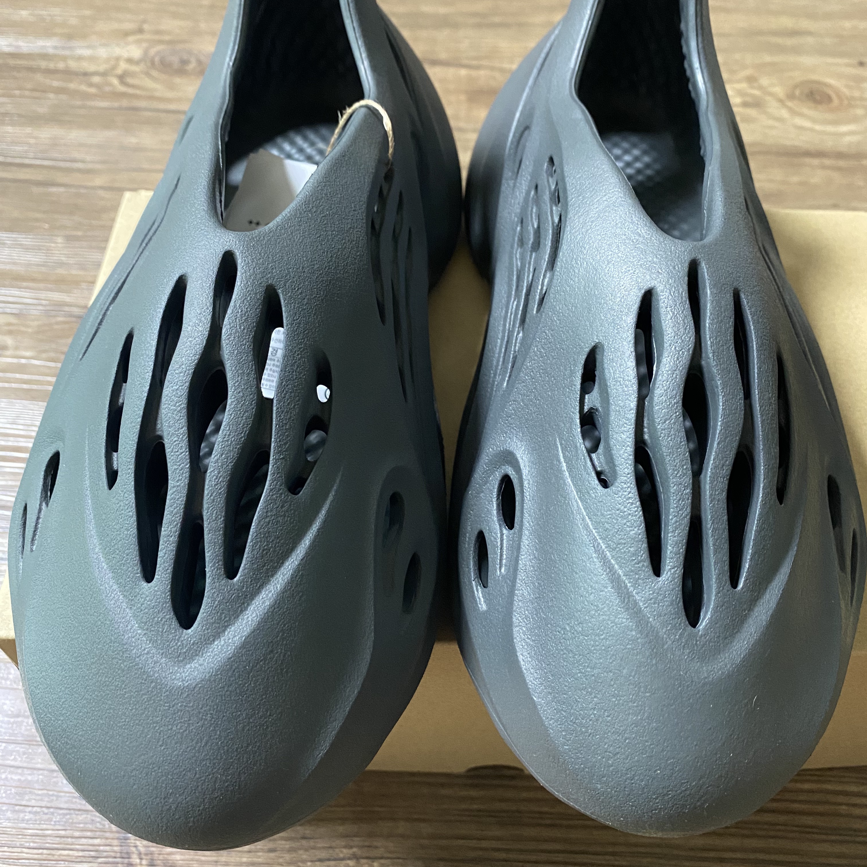 Adidas Yeezy Foam RNNR Carbon 착용 스타일 - 2