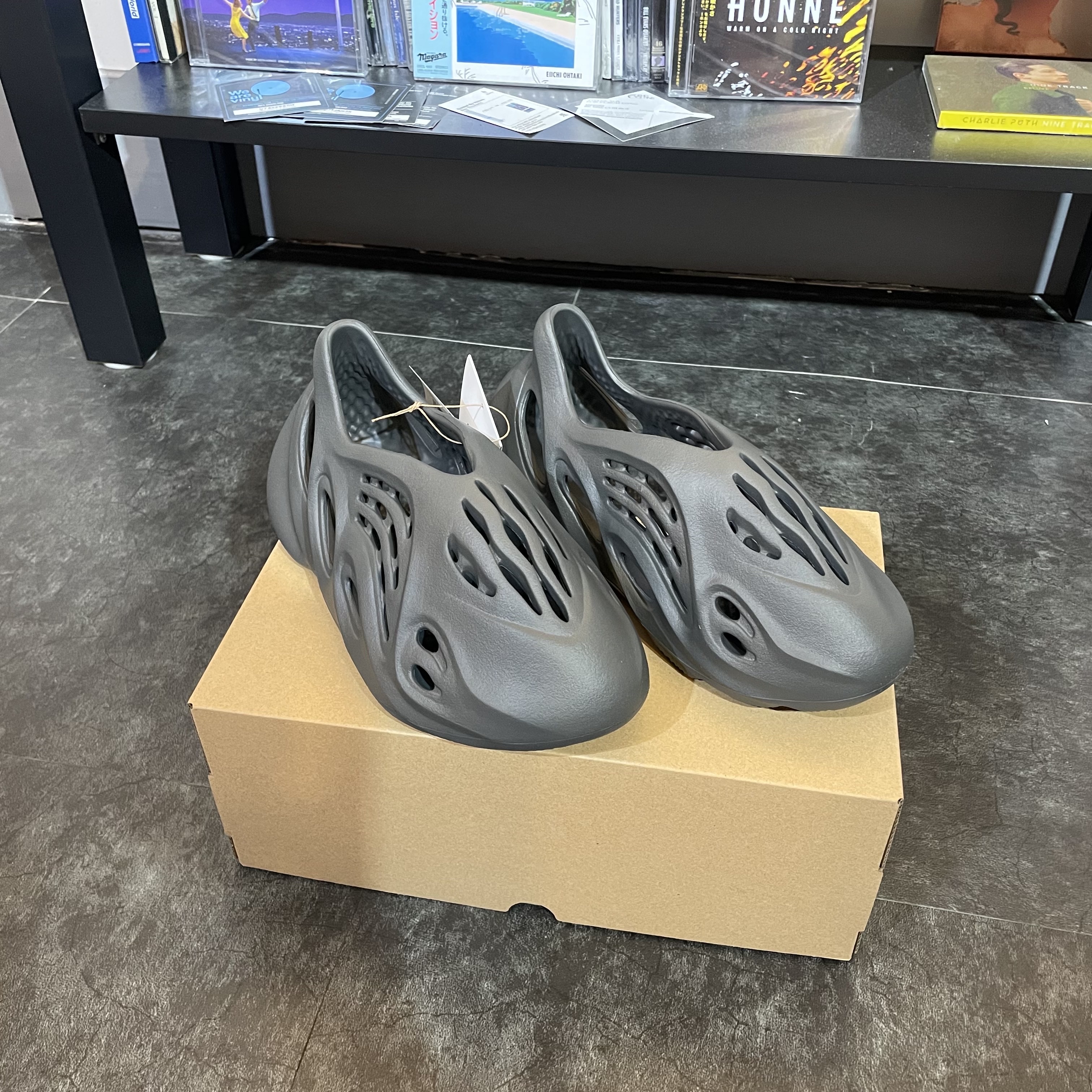 Adidas Yeezy Foam RNNR Carbon 착용 스타일 - 3