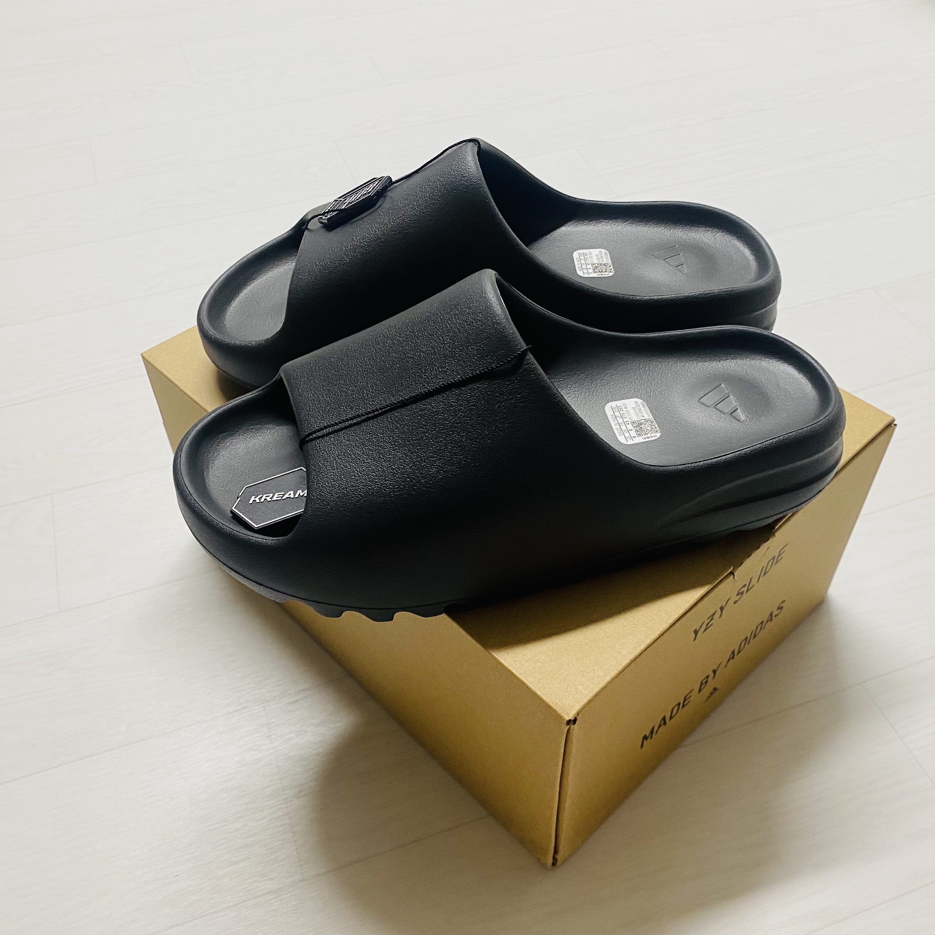 Adidas Yeezy Slide Onyx 착용 스타일 - 2