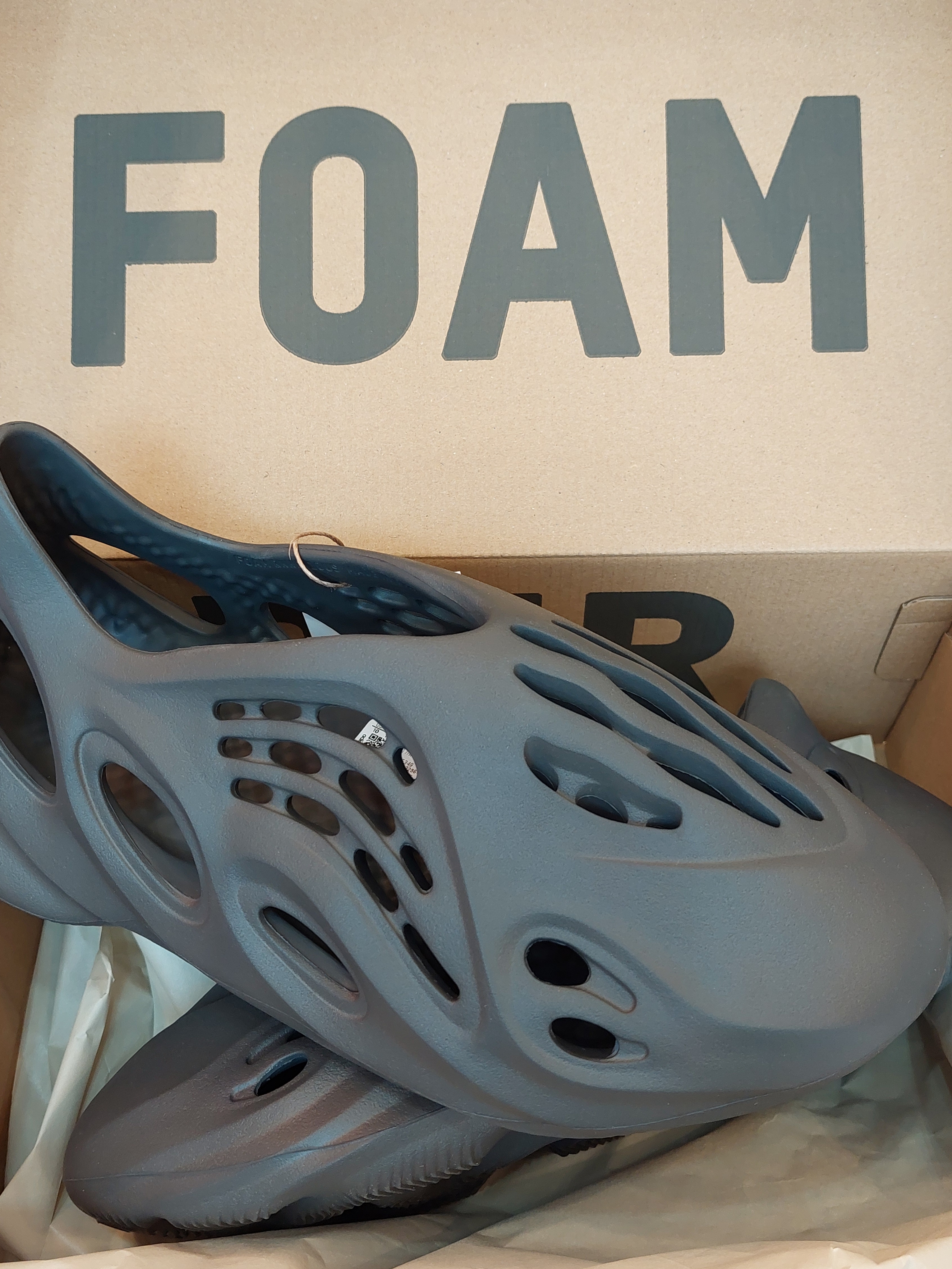 Adidas Yeezy Foam RNNR Carbon 착용 스타일