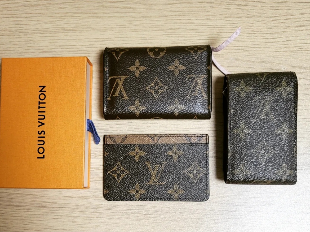 Louis Vuitton Rosalie Coin Purse Monogram Rose Ballerine, Louis Vuitton Card Holder Monogram and Monogram Reversed 착용 스타일 - 2